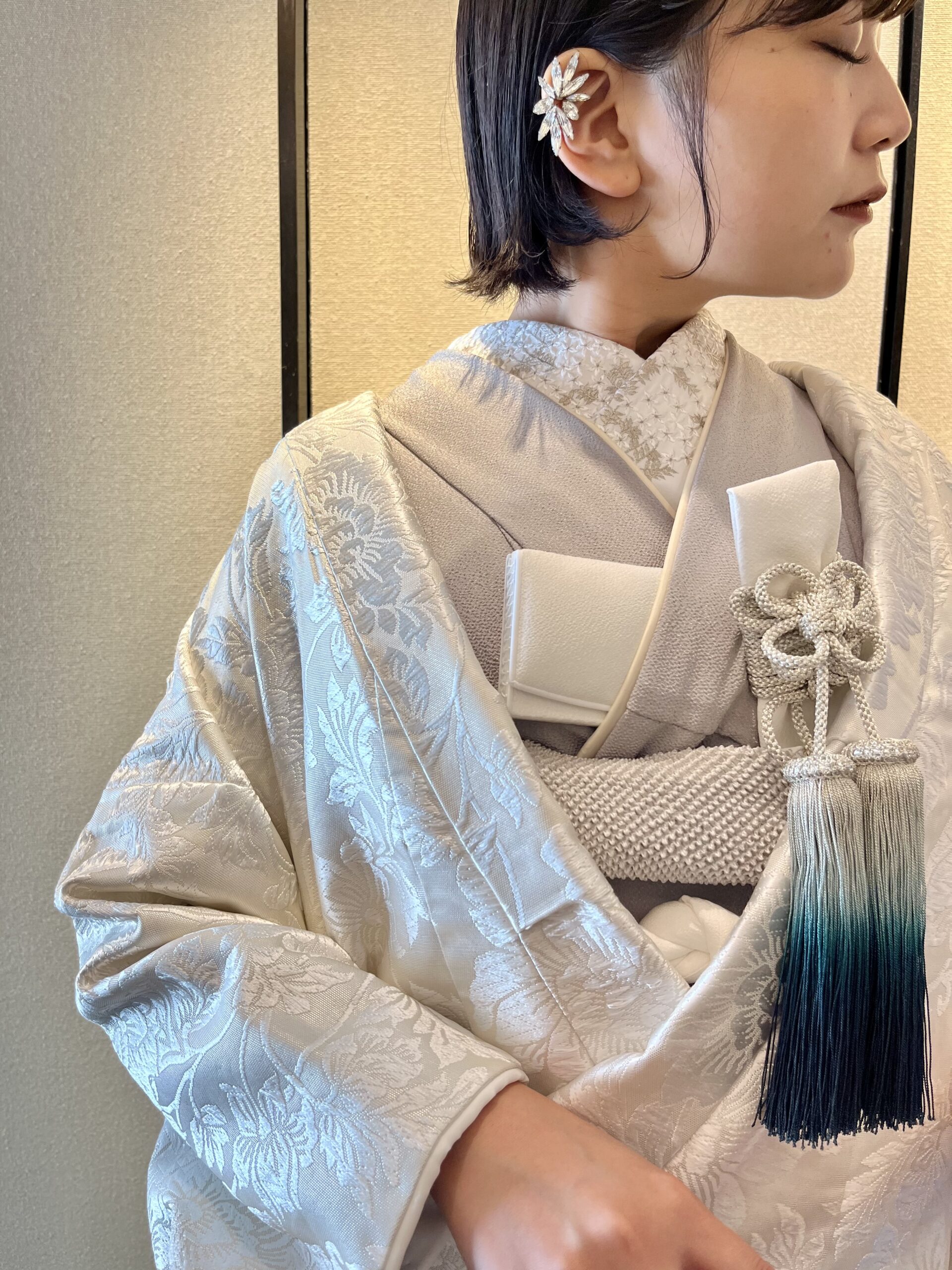 神戸エリアで結婚式や前撮りをされる花嫁にオススメのアクセサリーを使用したモダンな和装コーディネート