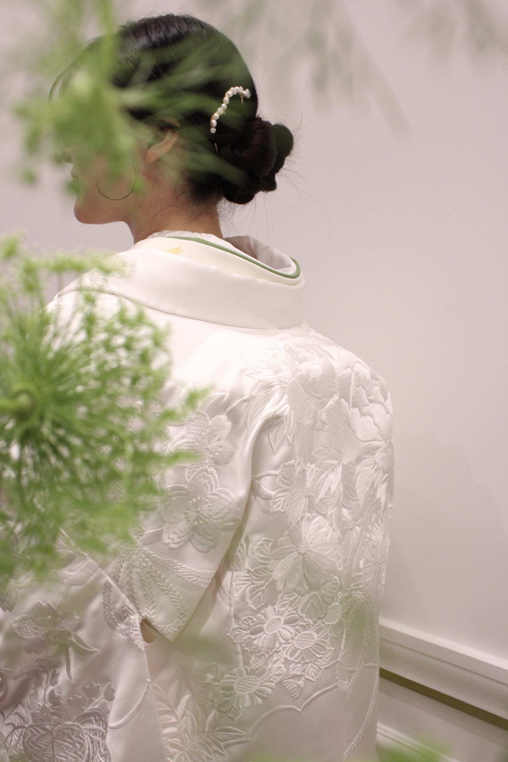名古屋エリアで結婚式を挙げる花嫁におすすめしたい、吉祥文様と横振刺繍が華やかな白無垢