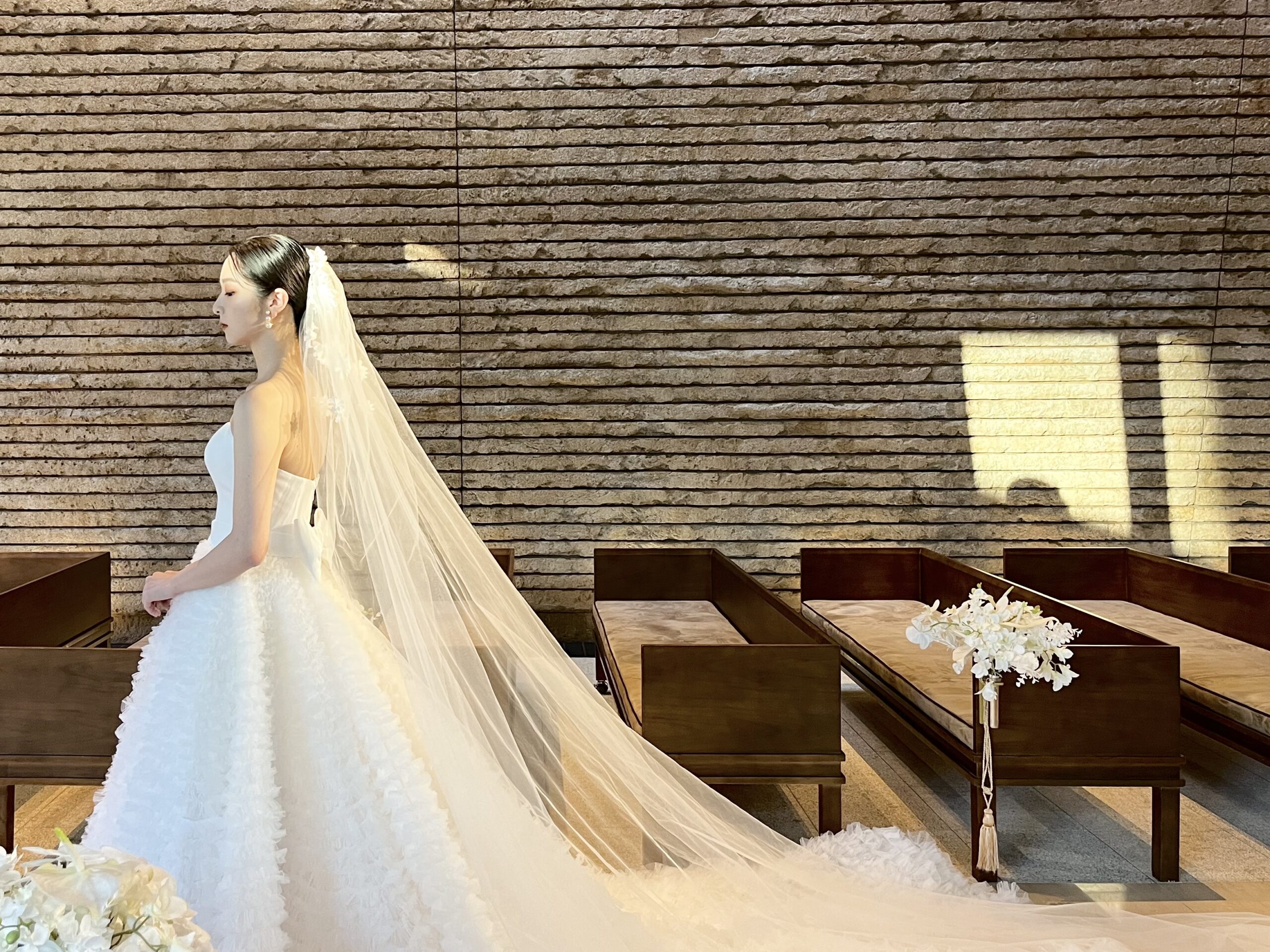 OHK花嫁におすすめしたいヴィクターアンドロルフのウェディングドレスとベールはロングトレーンが美しい