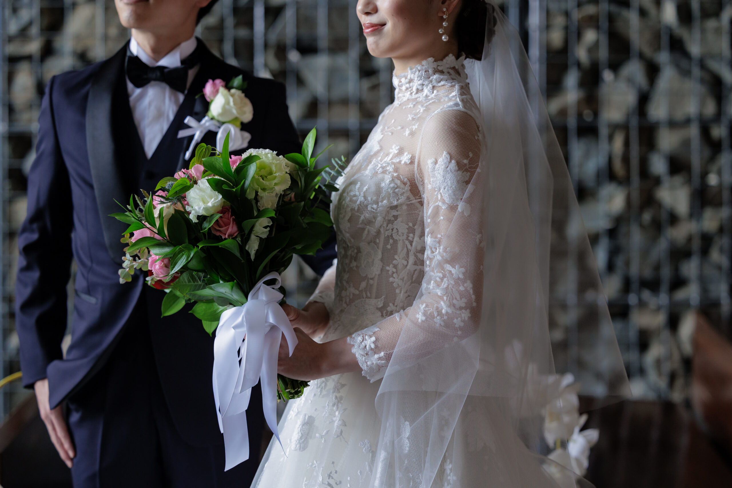 神戸エリアで結婚式をされる花嫁様におすすめの繊細なレースがあしらわれたたロングスリーブのウエディングドレス
