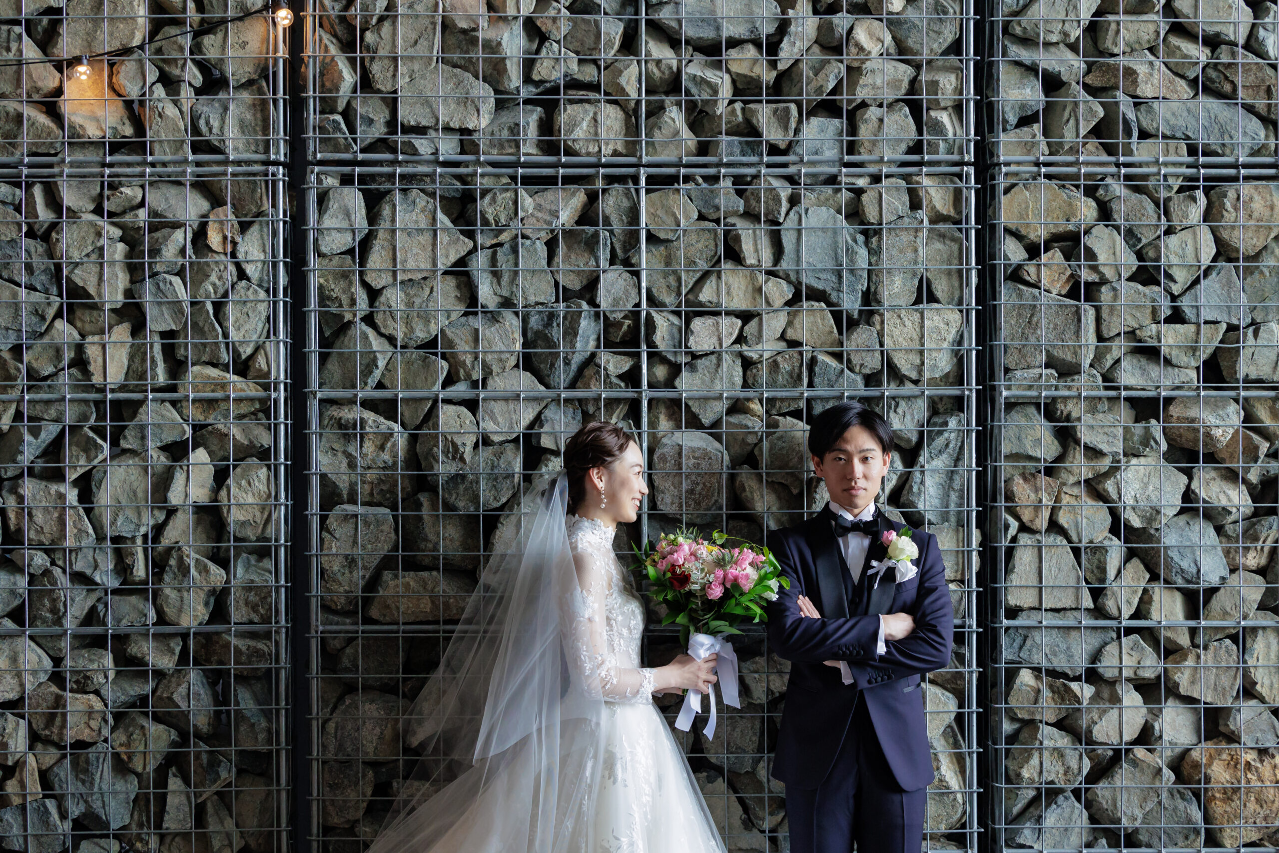 神戸エリアで結婚式をされる花嫁様におすすめの繊細な美しいレースがあしらわれたロングスリーブのウエディングドレス