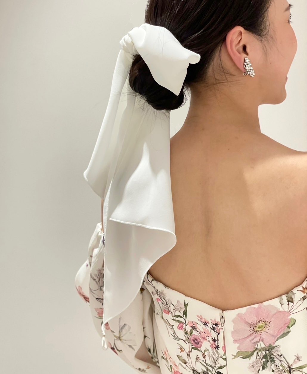 フラワープリントのカラードレスと可憐な雰囲気を演出するシルククレープのヘッドスカーフ