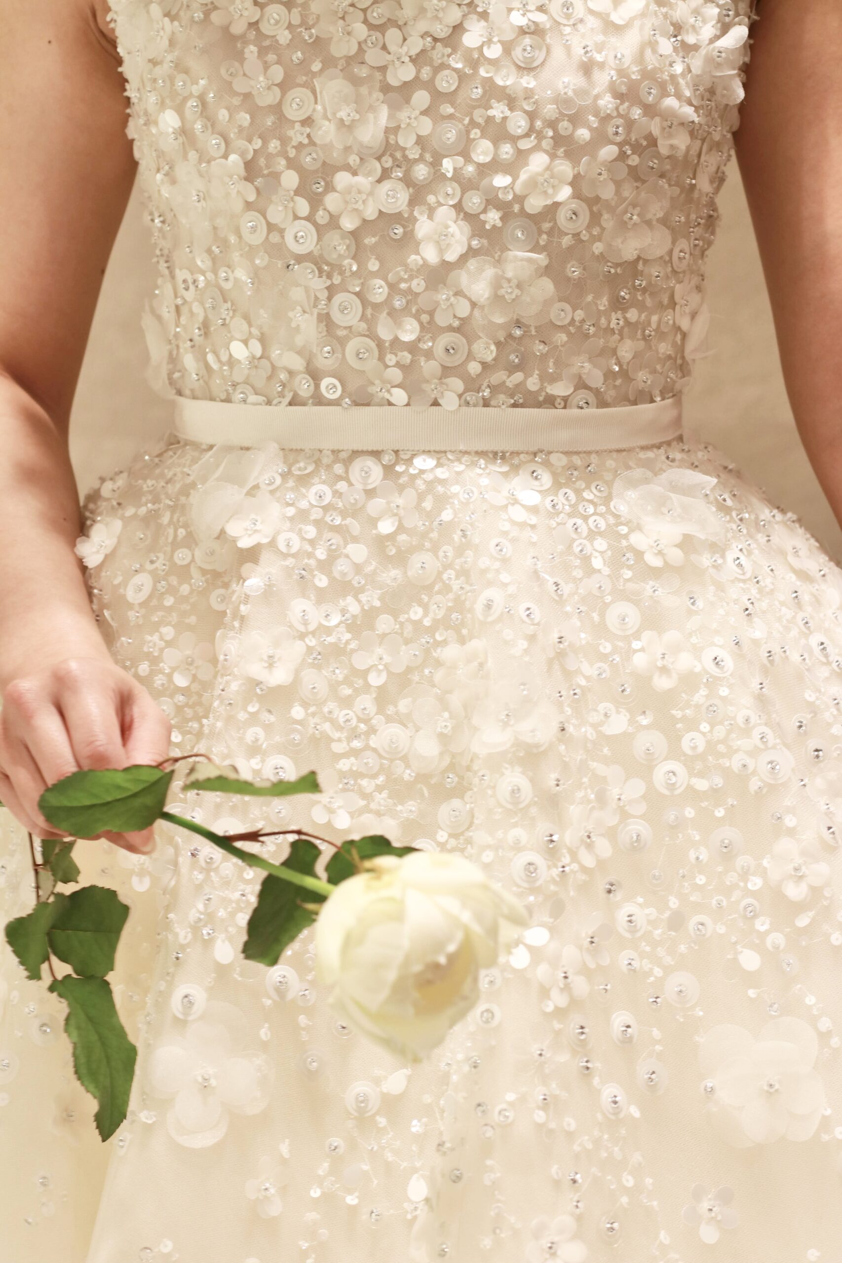 エリーサーブブライドのウェディングドレスはオートクチュールブランドならではの繊細で上質な装飾感が魅力です