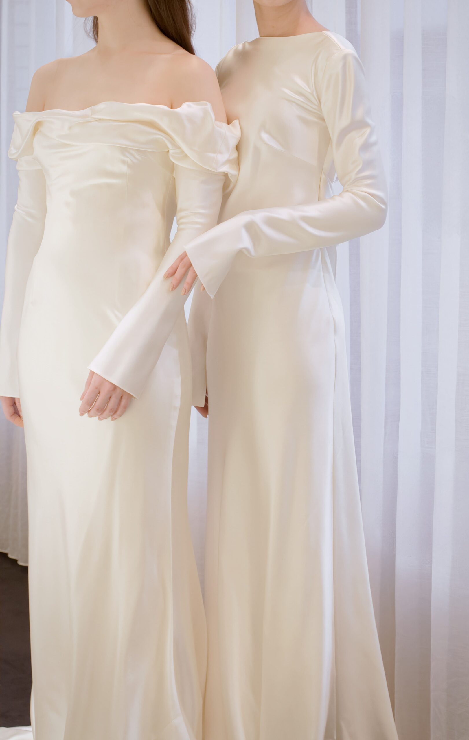 オフショルダーとロングスリーブのスレンダーラインが魅力的なダニエルフランケルのウェディングドレスは、VERA WANG BRIDEで経験を積んだデザイナーらしいシンプルで洗練されたデザインです