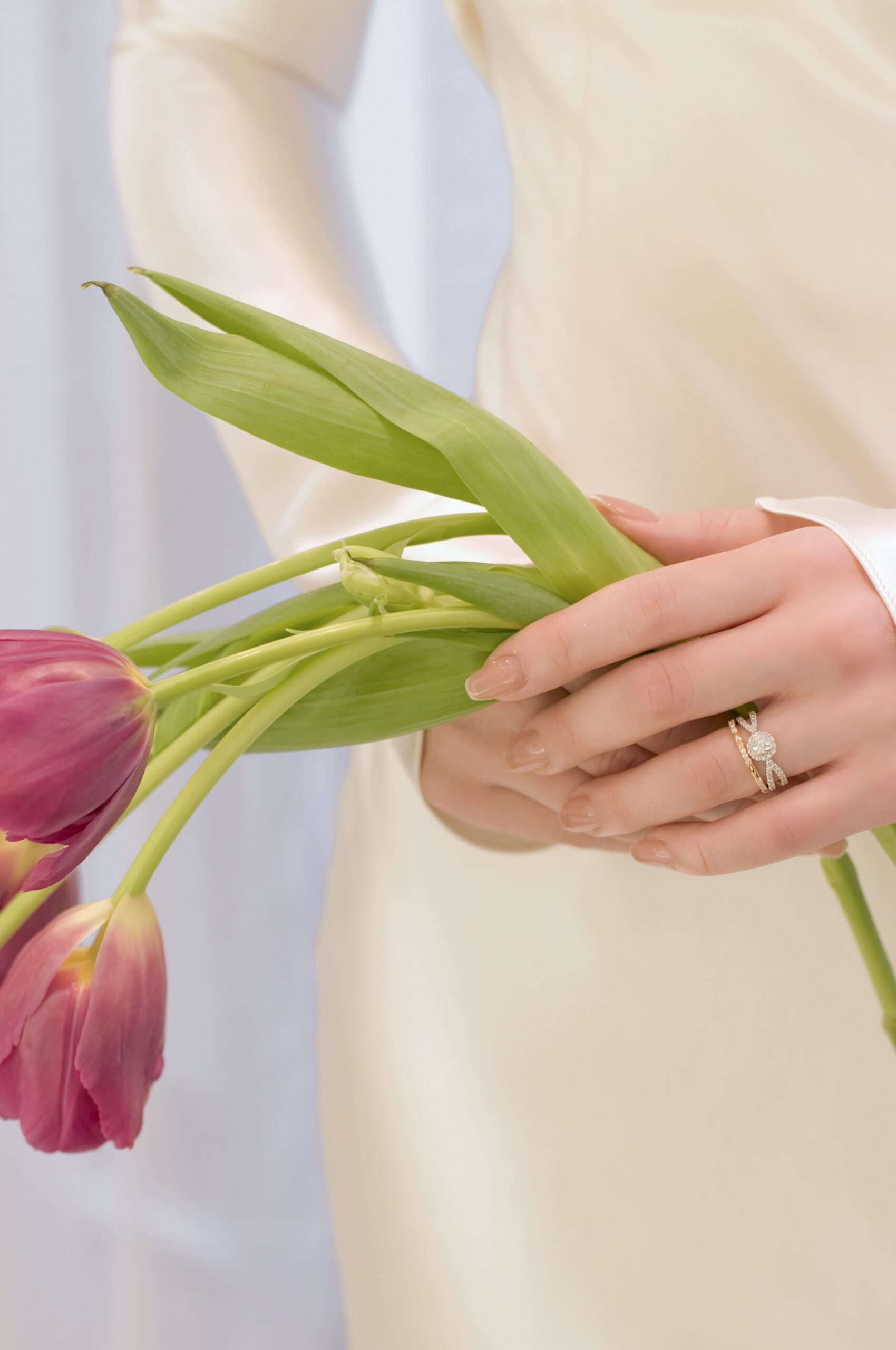 プロポーズの証である結婚指輪と婚約指輪を惹き立てる花嫁のウェディングドレスは、手の甲までかかる上品なロングスリーブが手元を美しく魅せてくれます