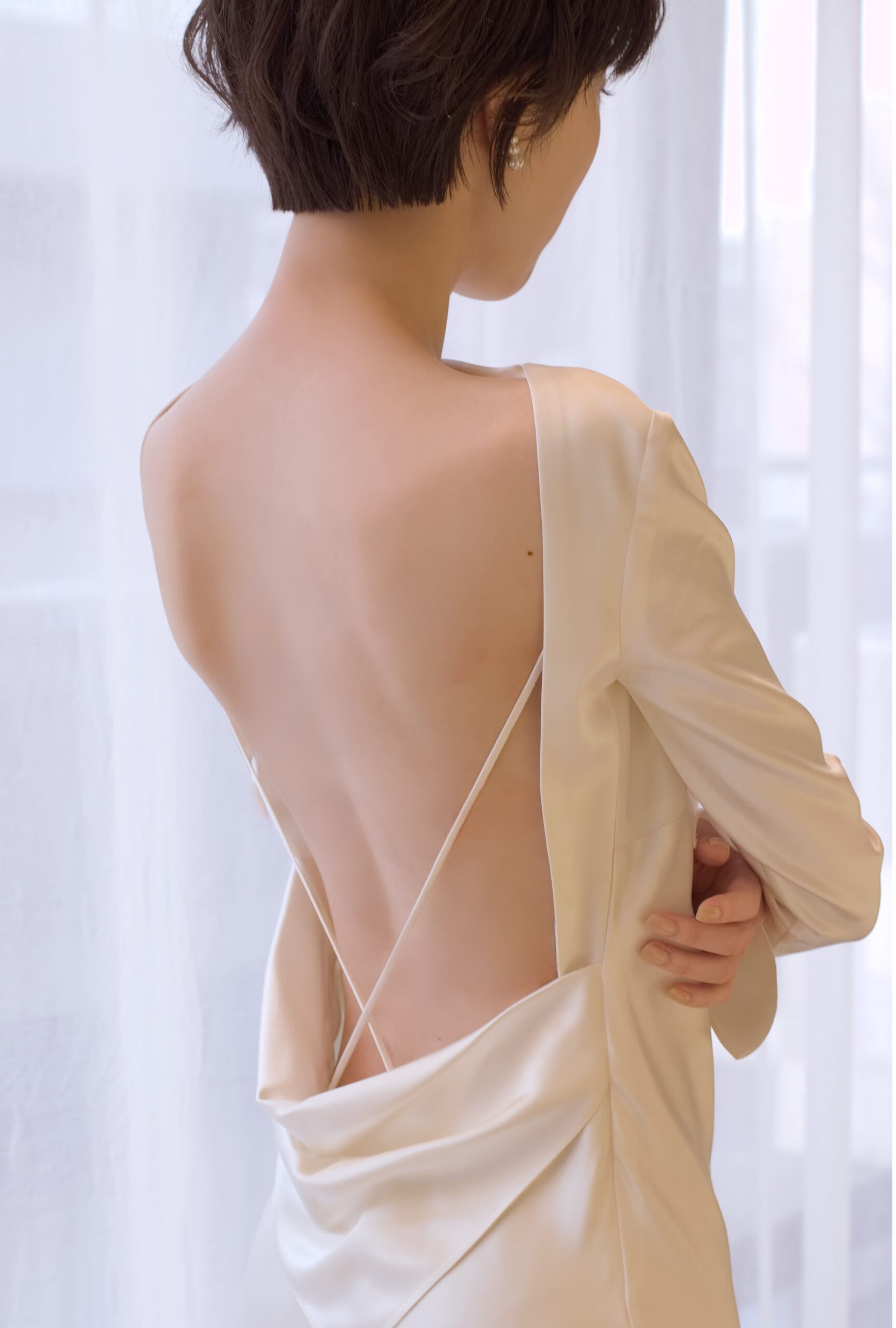 おしゃれなウェディングドレスが揃うTHE TREAT DRESSINGでは、ヴェラウォン ブライドでのデザイナー経験を持つDanielle Frankelの、バックコンシャスなスレンダーラインのウェディングドレスをレンタルにてご提供しております
