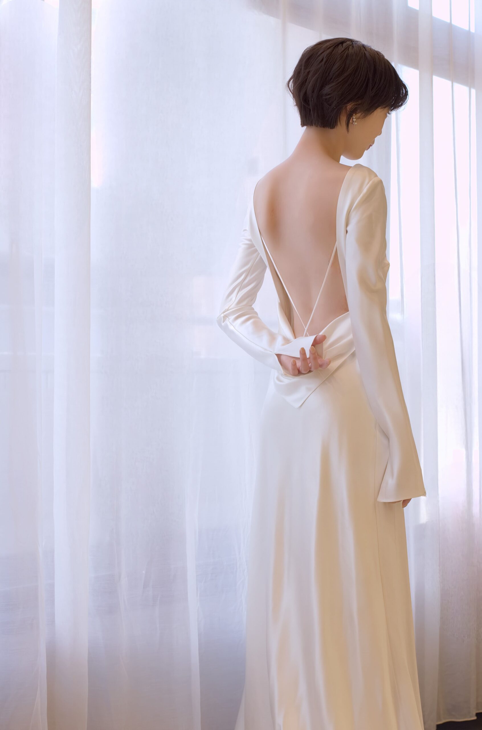 東京の結婚式場にてご結婚式を予定される花嫁におすすめしたい、お洒落なウェディングドレスは、背中を魅せるスレンダーラインのシンプルなデザインとゆったりとした着心地がリラックス感のあるインポートのウェディングドレスです