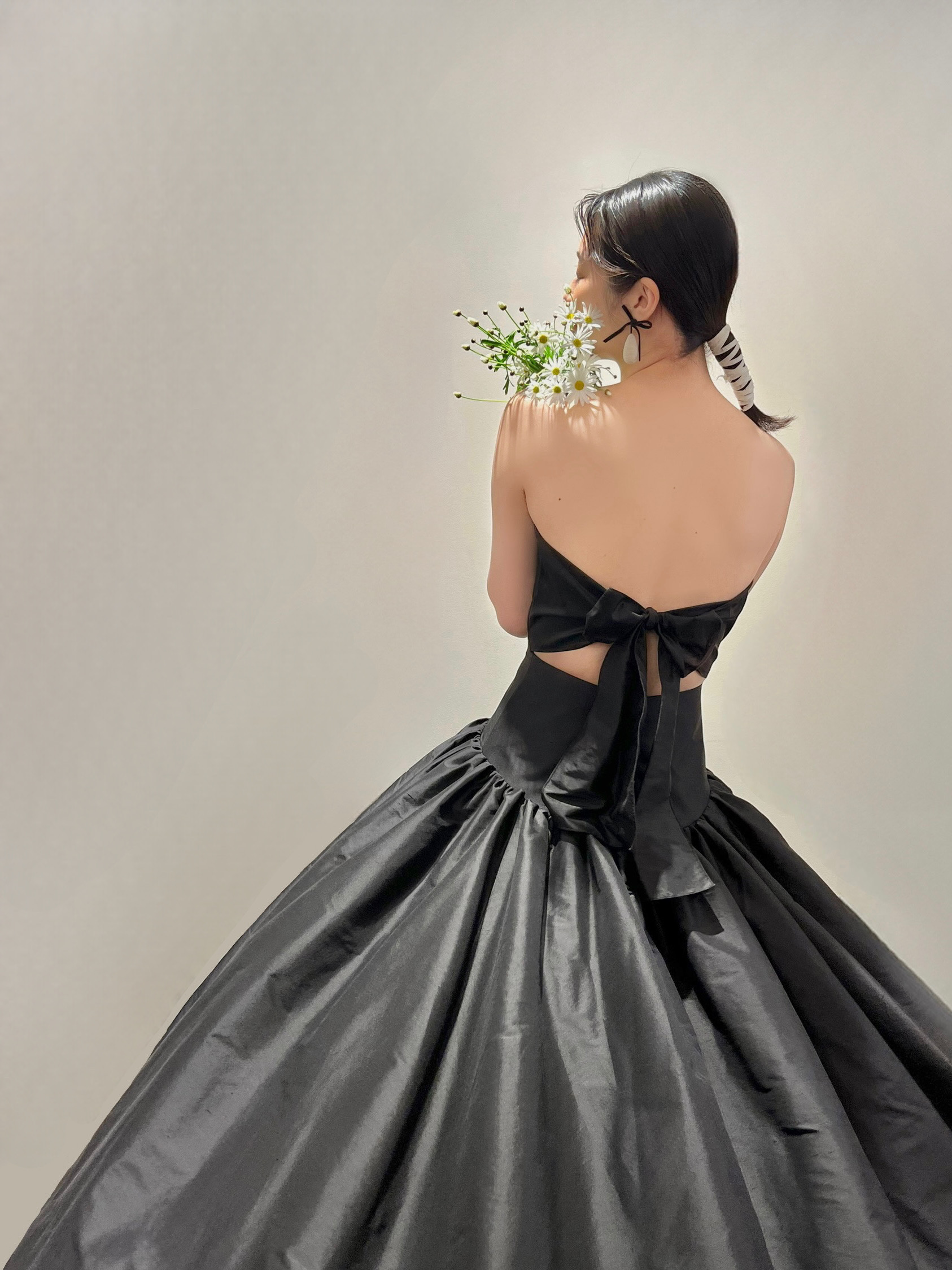 神戸エリアでのお式や前撮りをされる花嫁にお勧めのバックリボンが愛らしいブラックのカラードレスのご紹介