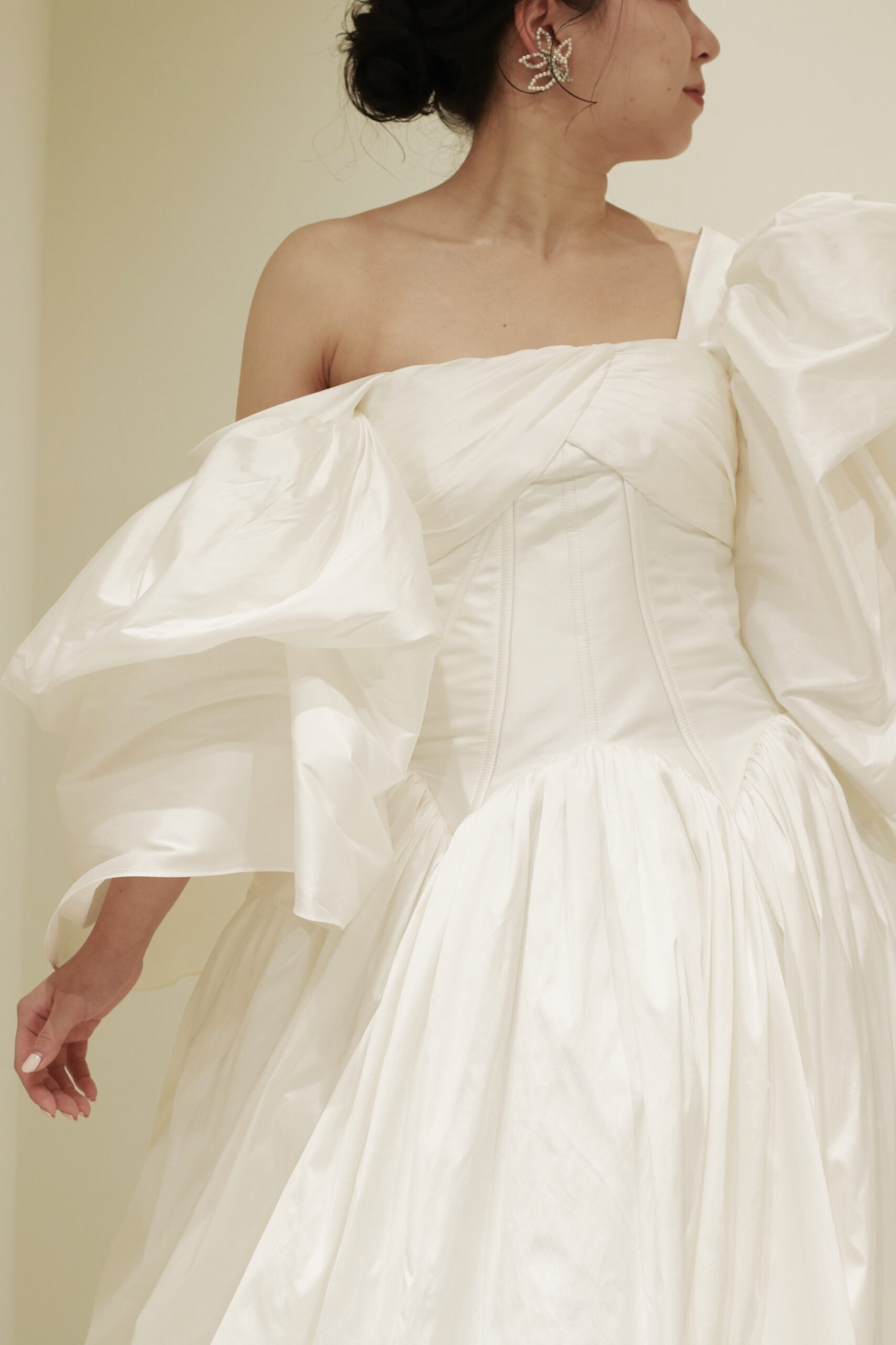 人気ショップザトリートドレッシングアディション店に新作で入荷した東京エリアの花嫁におすすめの4WAYのショルダーのデザインが特徴的なドレスのご紹介