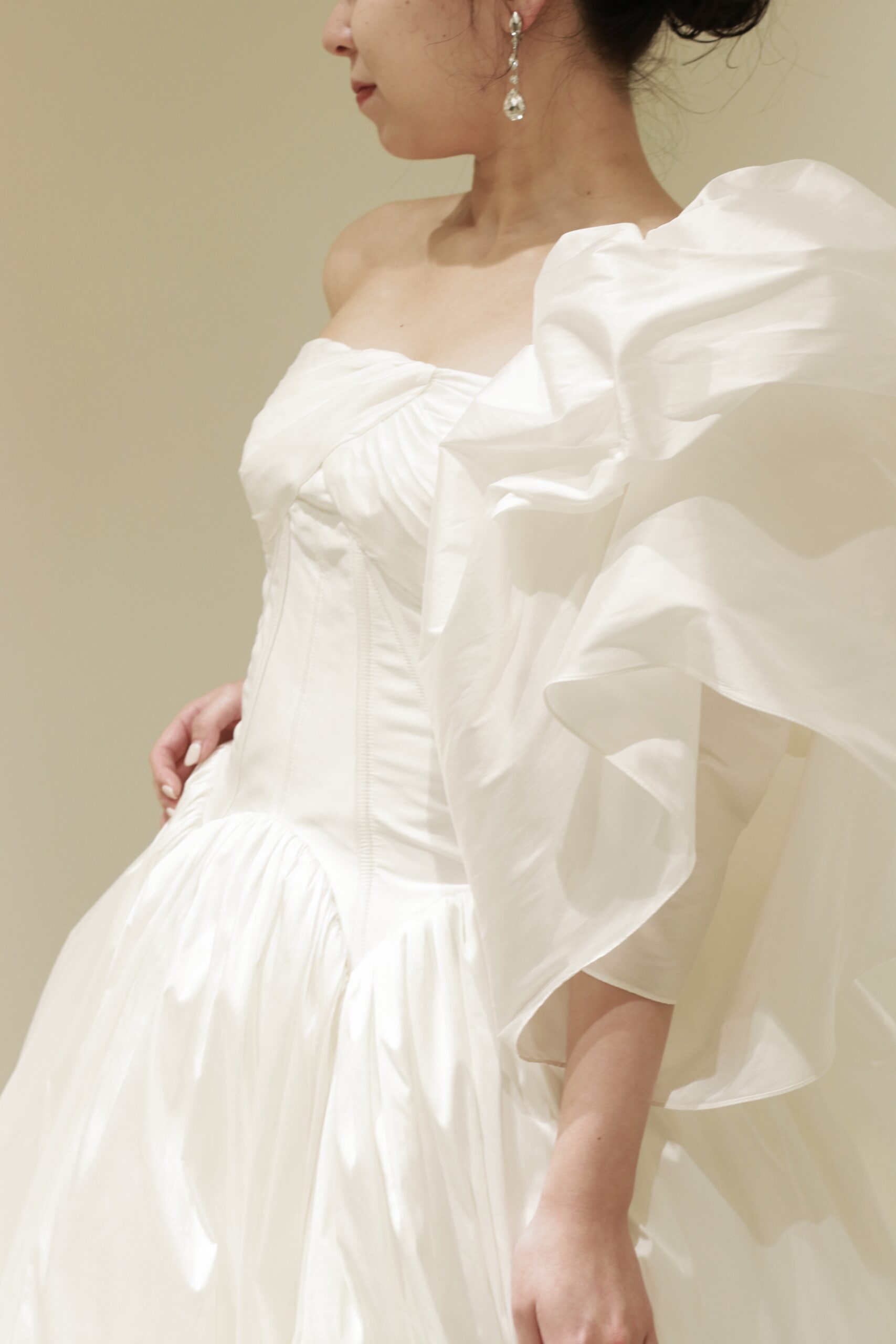 ザトリートドレッシングアディション店に新作で入荷した東京エリアの花嫁におすすめのアムサーラのウェディングドレス