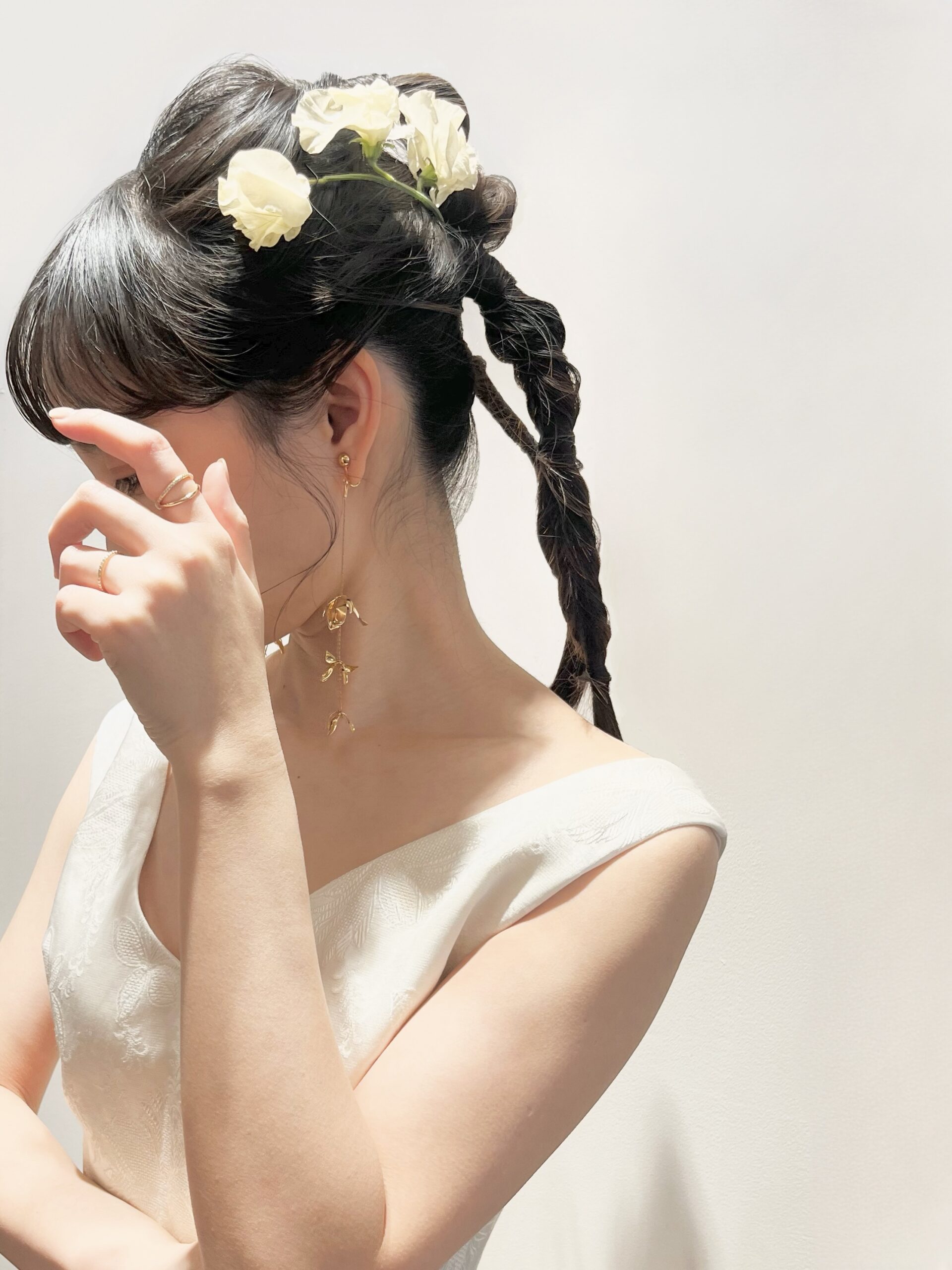 神戸エリアでおしゃれな前撮りをお考えのプレ花嫁にトリートドレッシング神戸店がおすすめしたいマルカリアンのリラックス感あるスレンダーラインのウェディングドレスに華奢なゴールドイヤリングを合わせた大人なスタイリングのご紹介