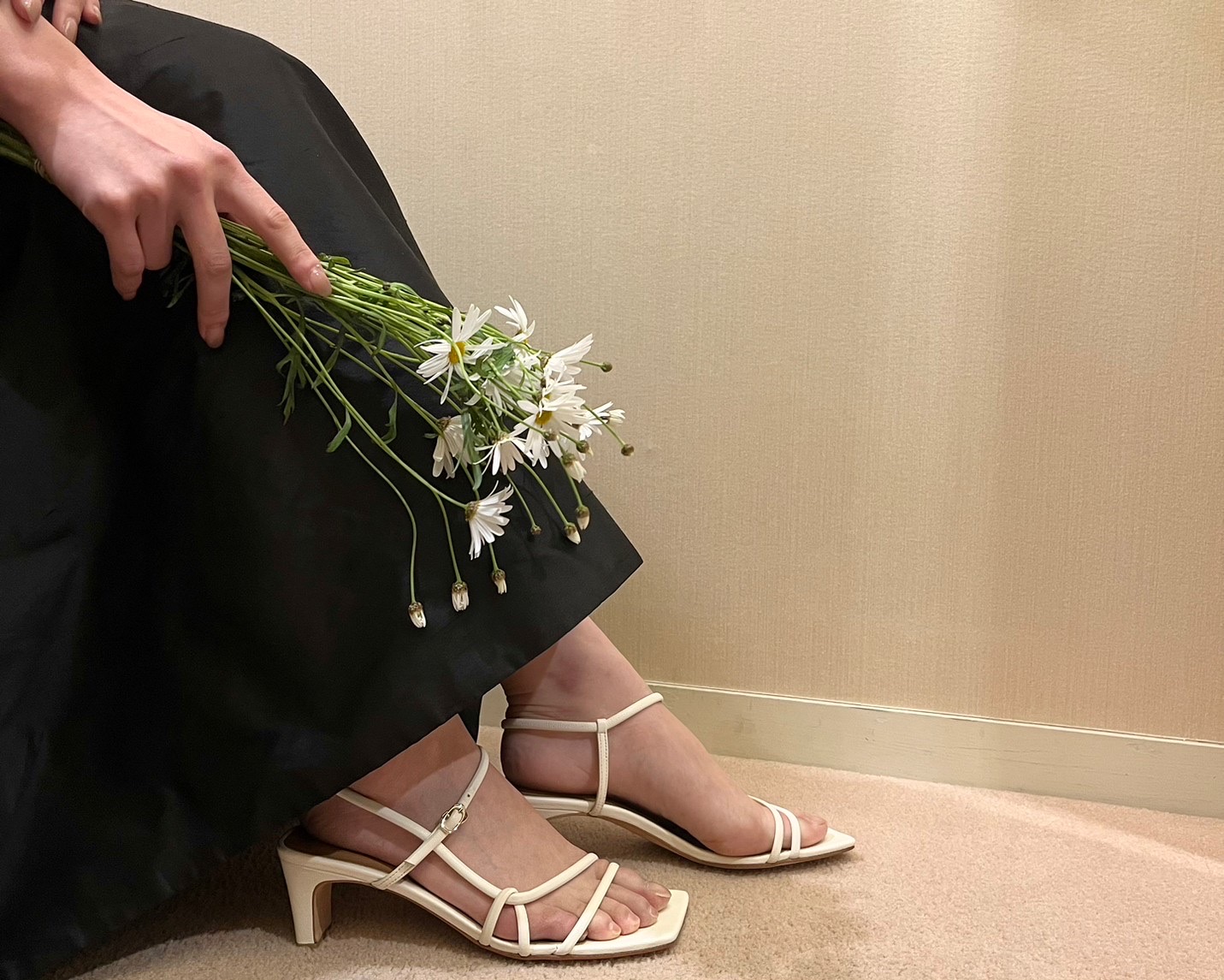 春夏の挙式や前撮りをされる花嫁におすすめのトリートドレッシング神戸店にてお取り扱いしているカラードレスのご紹介