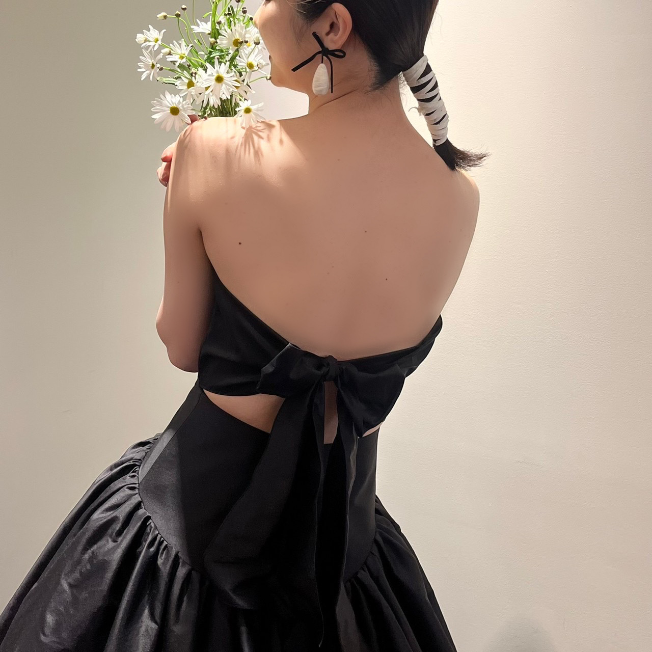 神戸エリアでのお式や前撮り後撮りをされる花嫁にお勧めのバックリボンが愛らしいブラックのカラードレスのご紹介