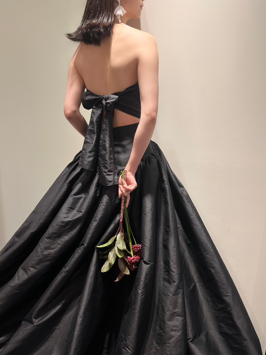 神戸エリアでのお式や前撮り後撮りをされる花嫁にお勧めのバックリボンが愛らしいブラックのカラードレスのご紹介
