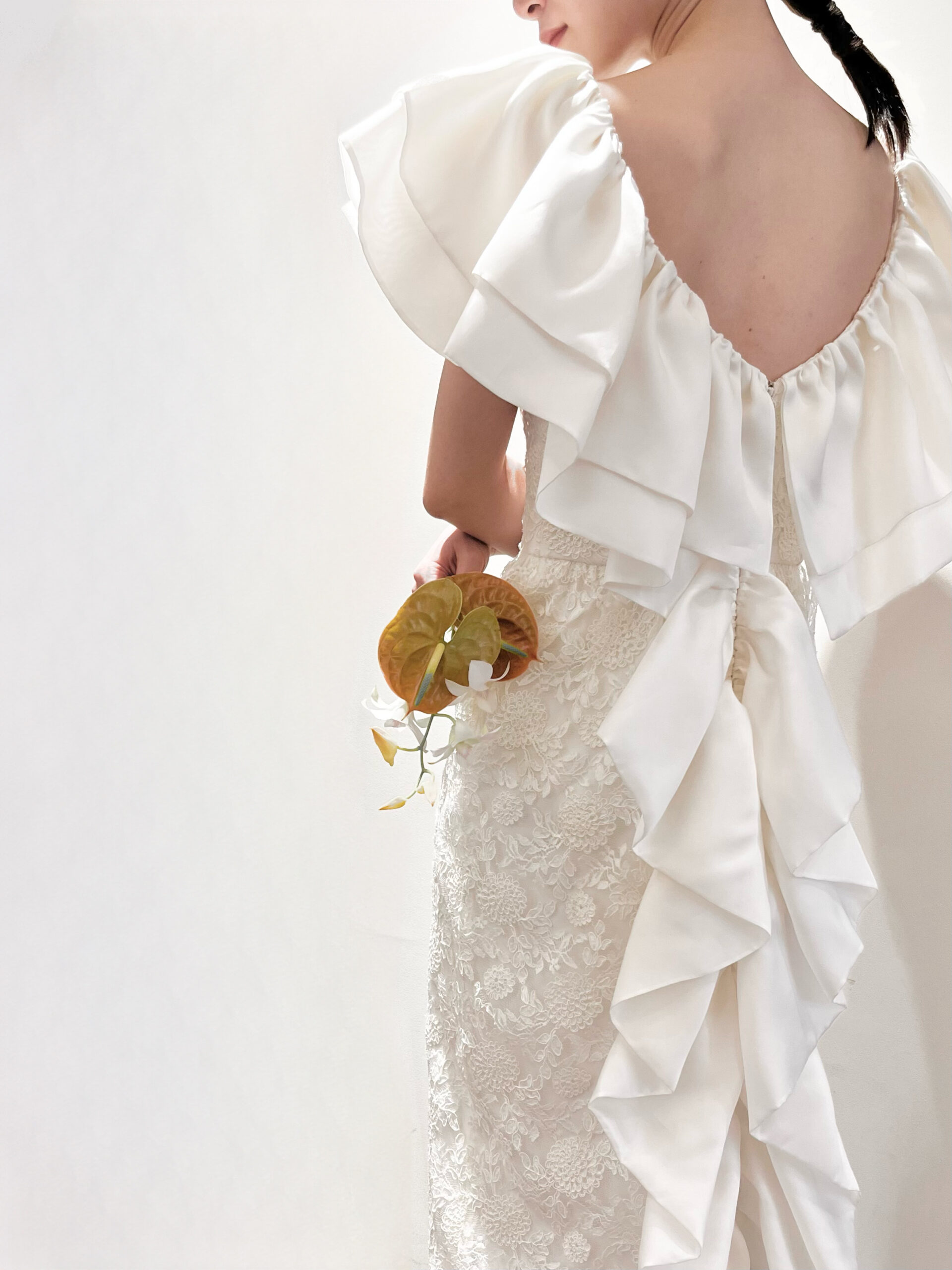関西エリアの中でもおしゃれな神戸のプレ花嫁におすすめしたい人とかぶらないバックスタイルが特徴的なマルカリアンの新作の刺繍入りのスレンダーラインのドレス