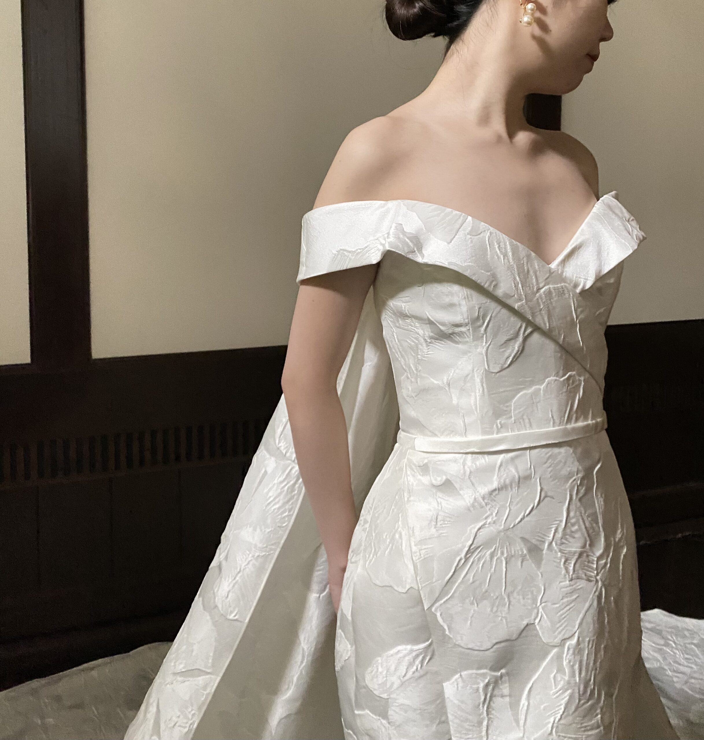 AMSALEのウェディングドレスはオフショルダーが印象的なウェディングドレス