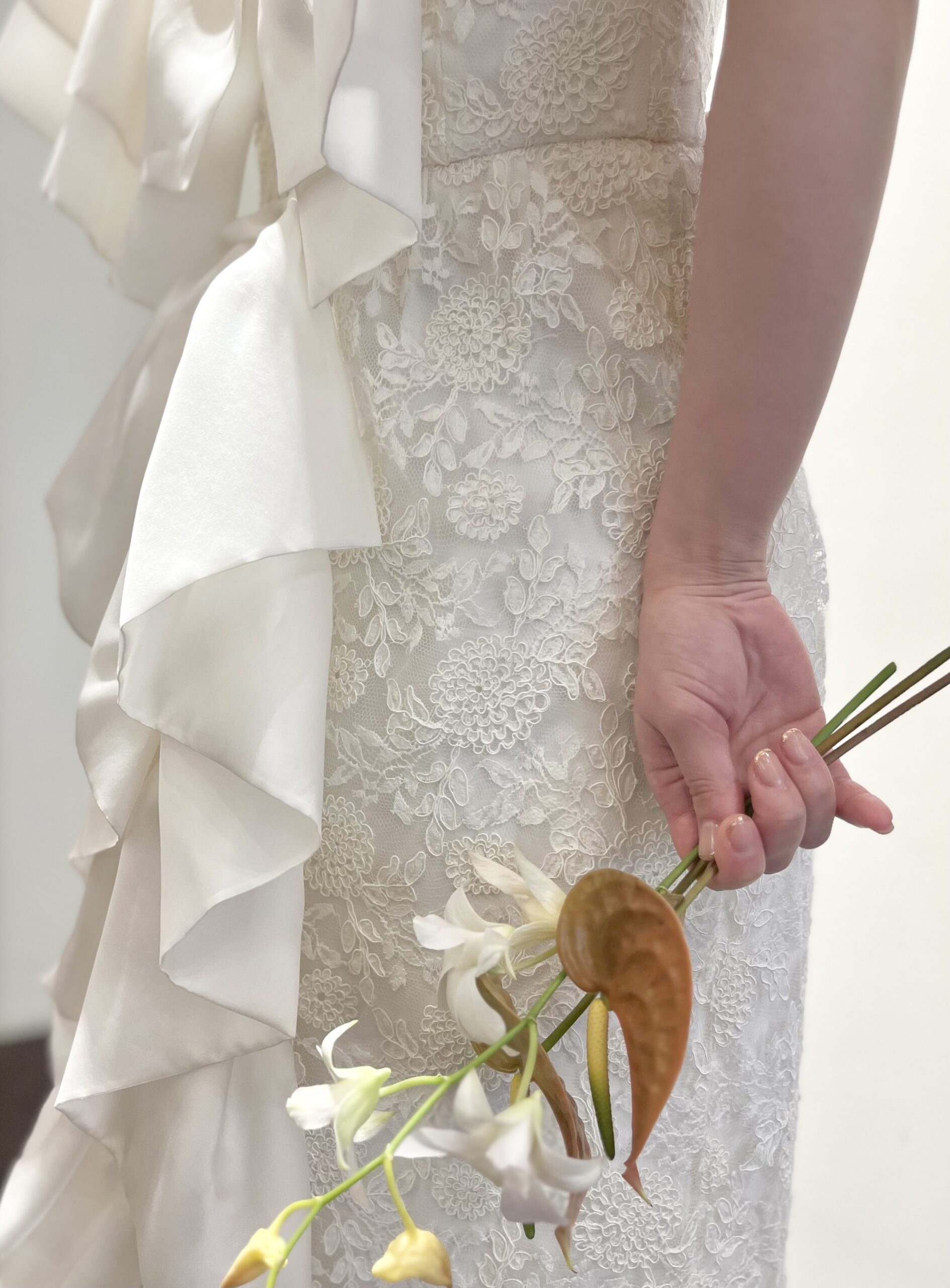 神戸エリアでお式や前撮りをされる花嫁におすすめの刺繍がおしゃれで映えるマルカリアンのスレンダーラインのウェディングドレスにすっきりしたブーケを合わせたコーディネートのご紹介