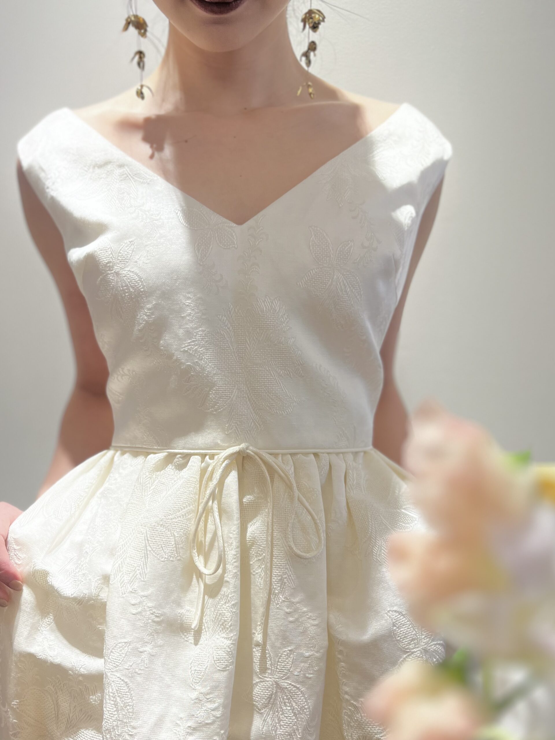 上質なシルク素材のスレンダーラインのウェディングドレスにリラックス感あるリボンが可愛くておしゃれなマルカリアンの新作のウェディングドレス