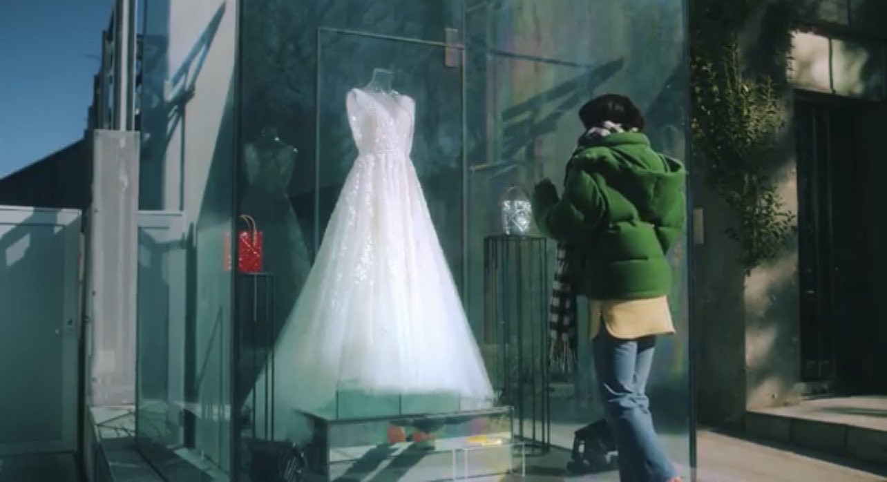 広瀬すずさんがドラマで着用されたオスカーデラレンタのウェディングドレスはザトリートドレッシングでお取り扱いしています。
