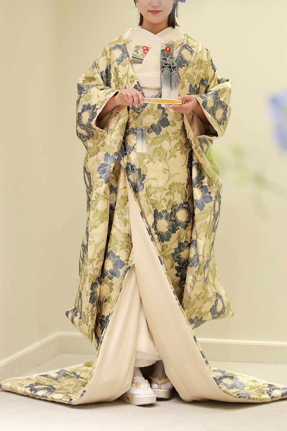 ザトリートドレッシングアディション店に入荷したトリートオリジナルの新作色打掛、春夏の結婚式や前撮りにおすすめの、柔らかい黄緑色や青色の色彩がおしゃれな印象です