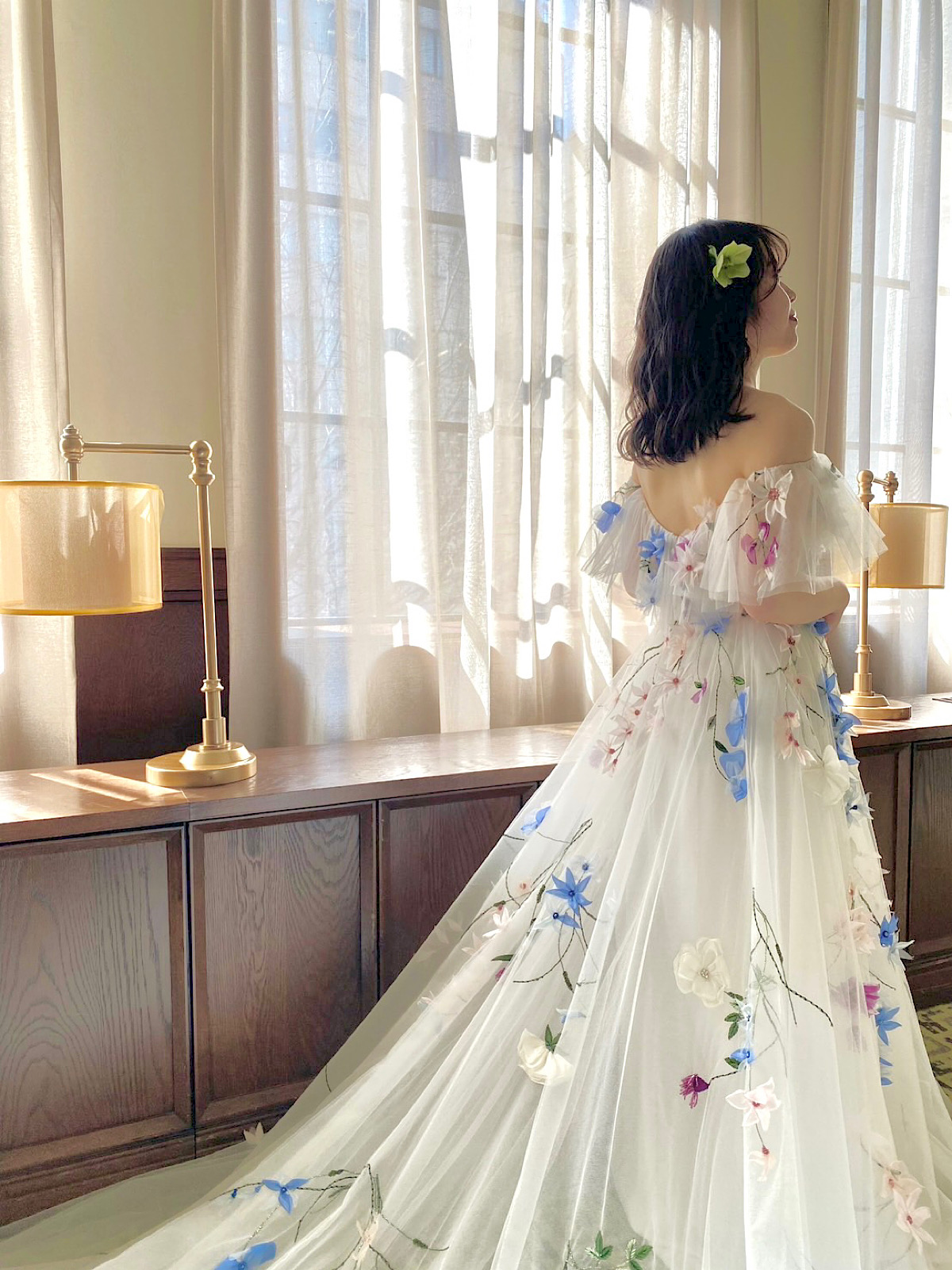 透明感が綺麗なモニークルイリエの新作カラードレスはトレーンが長く3Dフラワーモチーフがキャッチーでオシャレ花嫁におすすめな1着