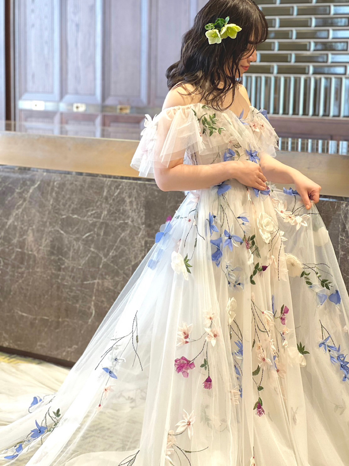 トリートドレッシングより名古屋の結婚式場ガーデンウェディングにもおすすめなナチュラルな刺繍チュールAラインのカラードレスのご紹介