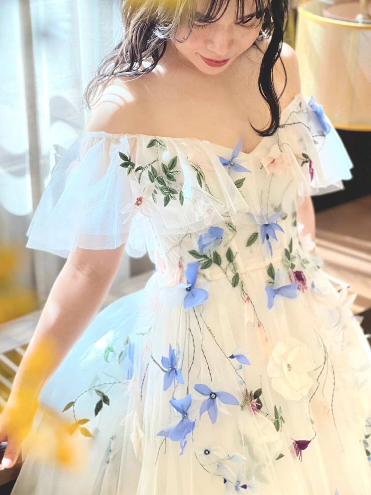 春のナチュラルな結婚式におすすめな新作モニーク ルイリエの白色のカラードレス はトリート ドレッシング限定の1着 ガーデン挙式にもおすすめ