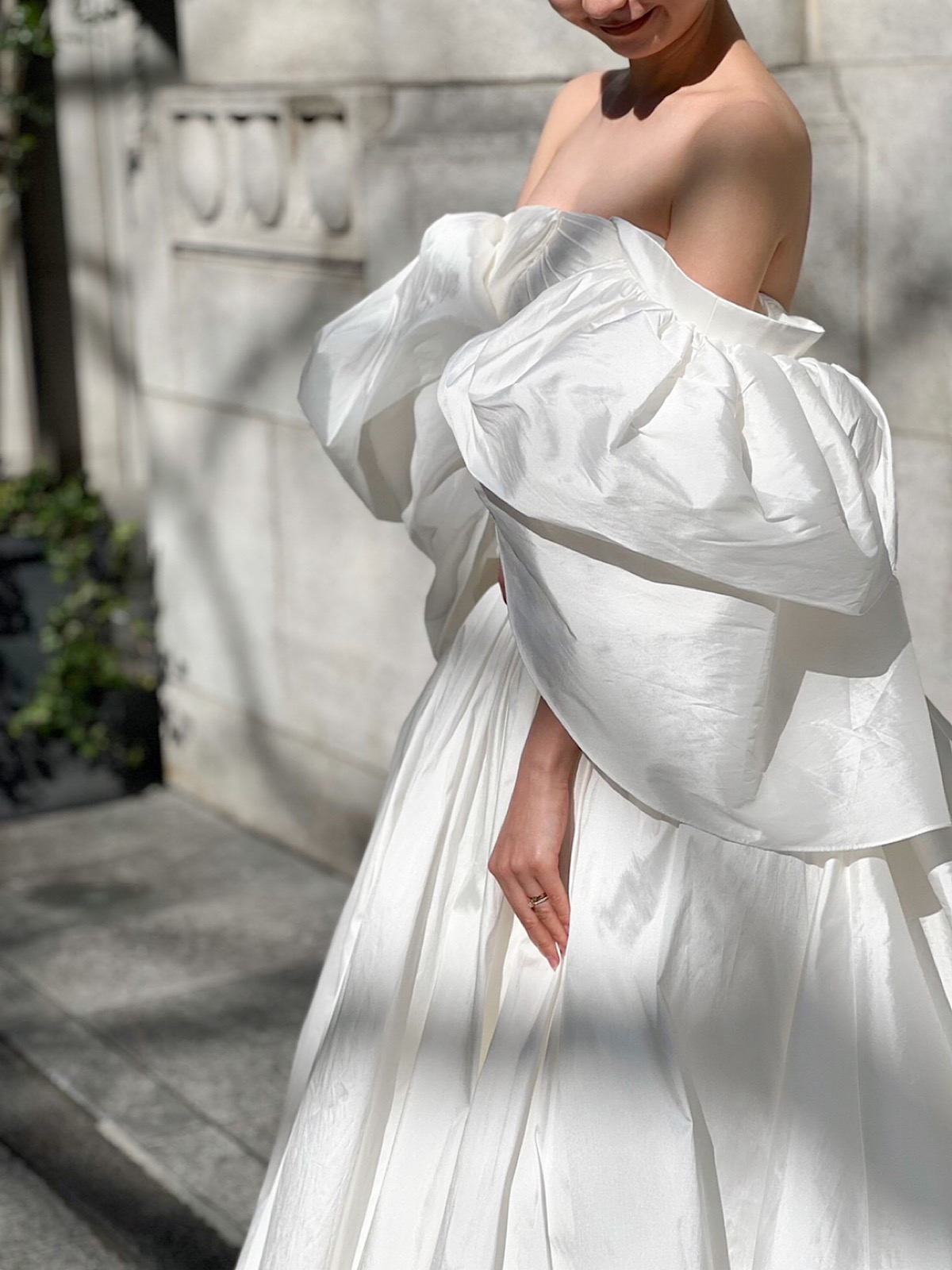 トレンドのオフショルダーでパフスリーブのデザインが女性らしい印象を与えるアムサーラの4WAYの新作ウェディングドレス