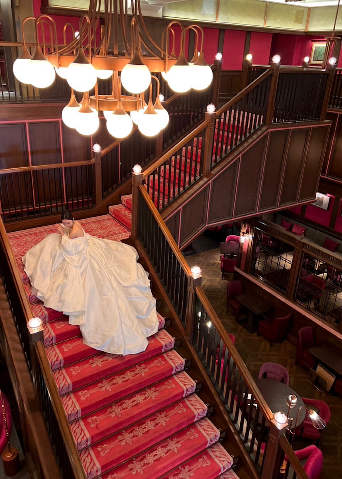 名古屋の結婚式場ザコンダーハウスの大階段で映えるアムサーラの新作ウェディングドレスのご紹介