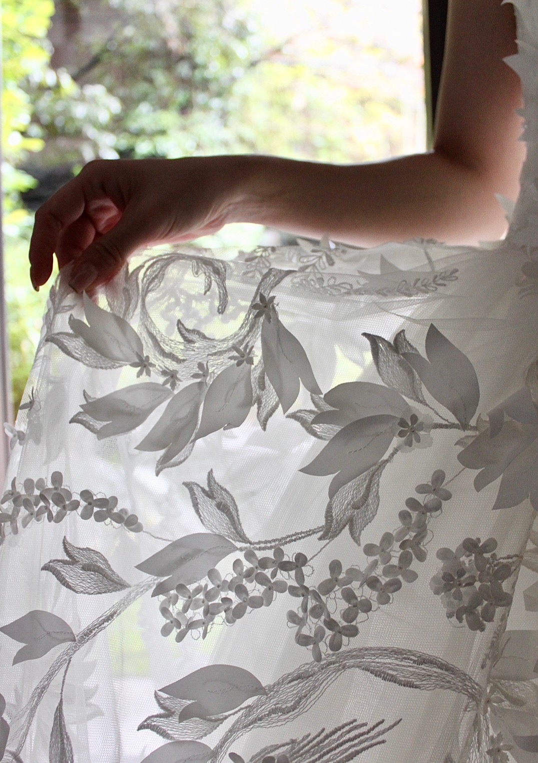 アムサーラのウェディングドレスは立体的な装飾が目を引くデザイン