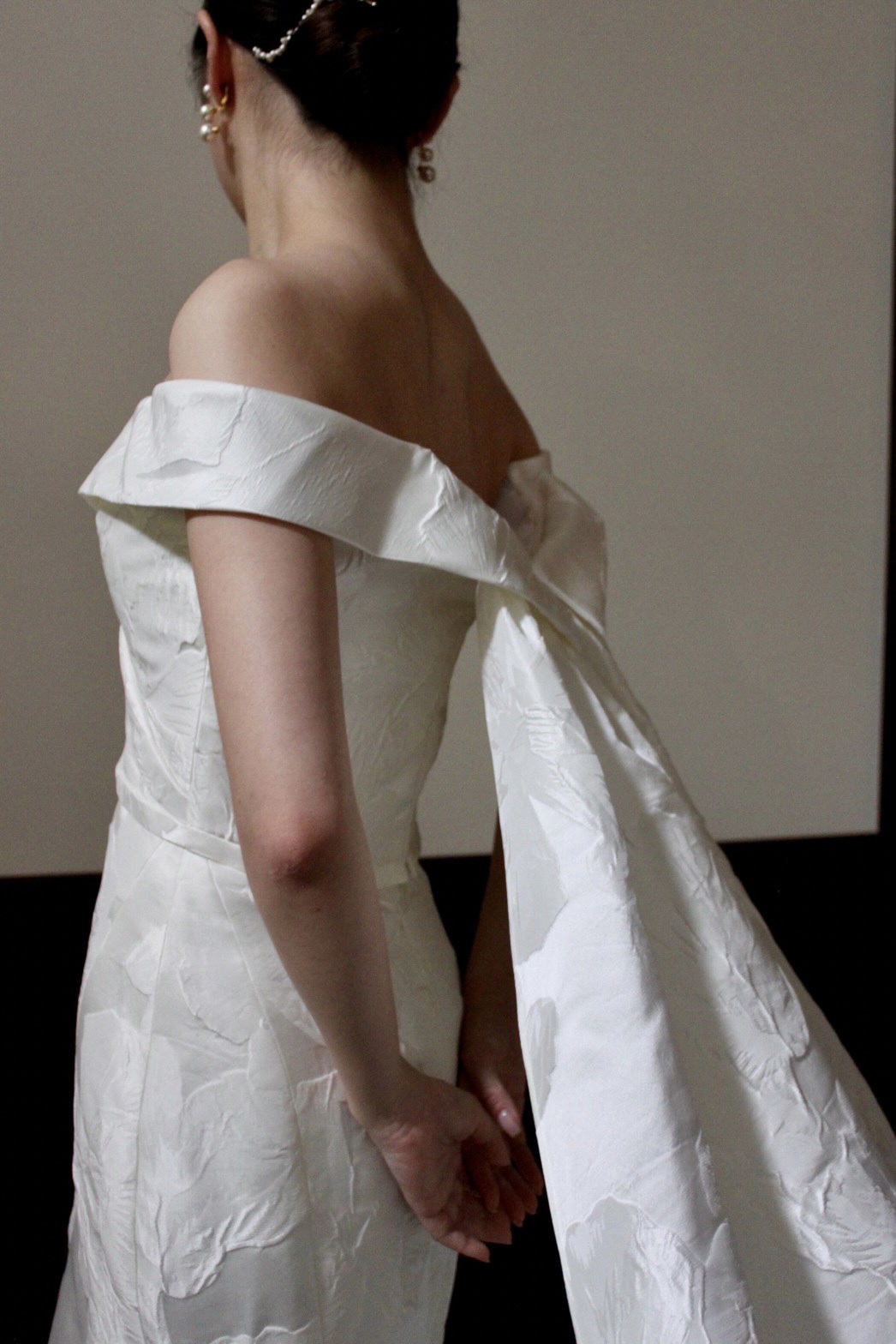 AMSALEのウェディングドレスはバックトレーンが印象的なウェディングドレス