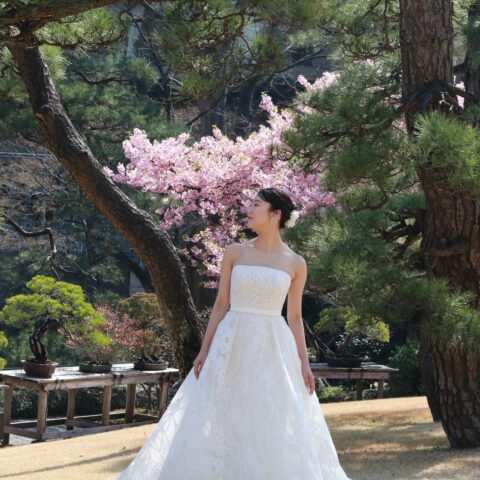 THE TREAT DRESSING ADDITION店の新提携結婚式会場八芳園におすすめのELIE SAAB BRIDEのウェディングドレスは自然光溢れる八芳園に映えます