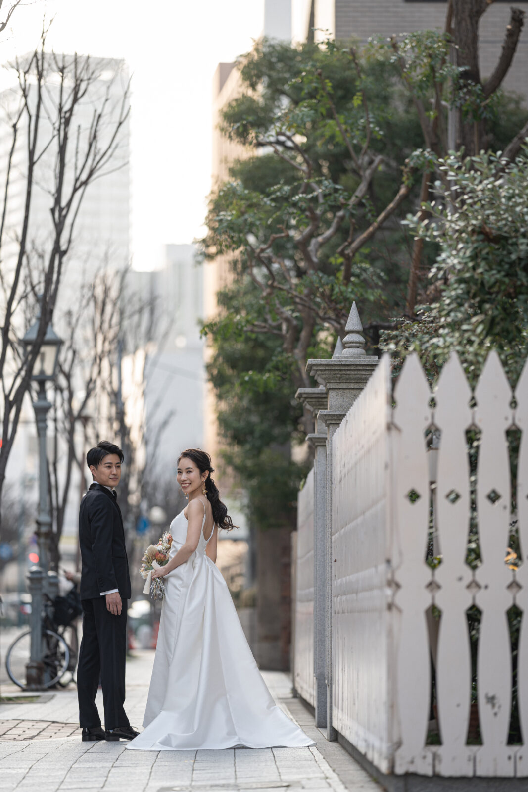 神戸花嫁におすすめの洗練されたシンプルなドレスが叶えるモダンでスタイリッシュな前撮りスタイル