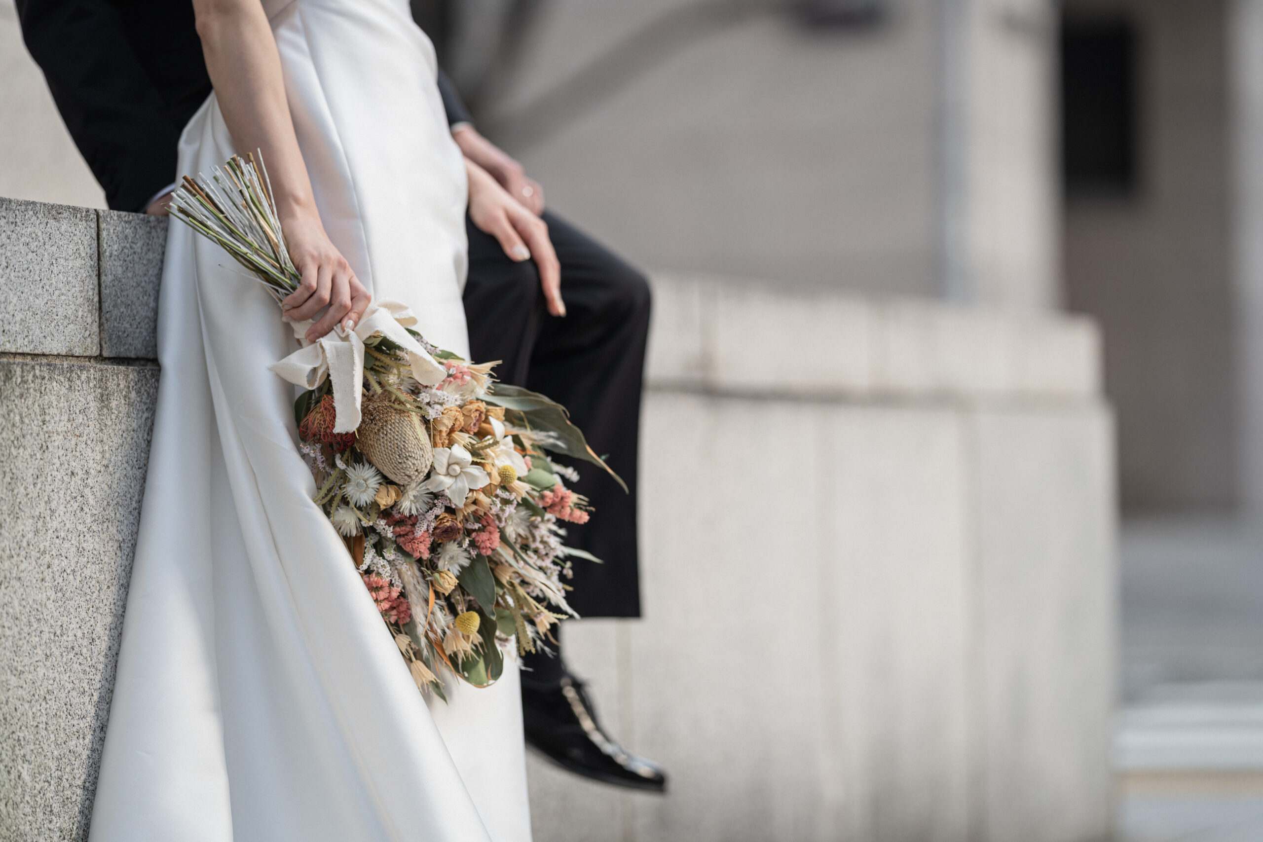 神戸花嫁におすすめの洗練されたシンプルなドレスが叶えるモダンでスタイリッシュな前撮りスタイル