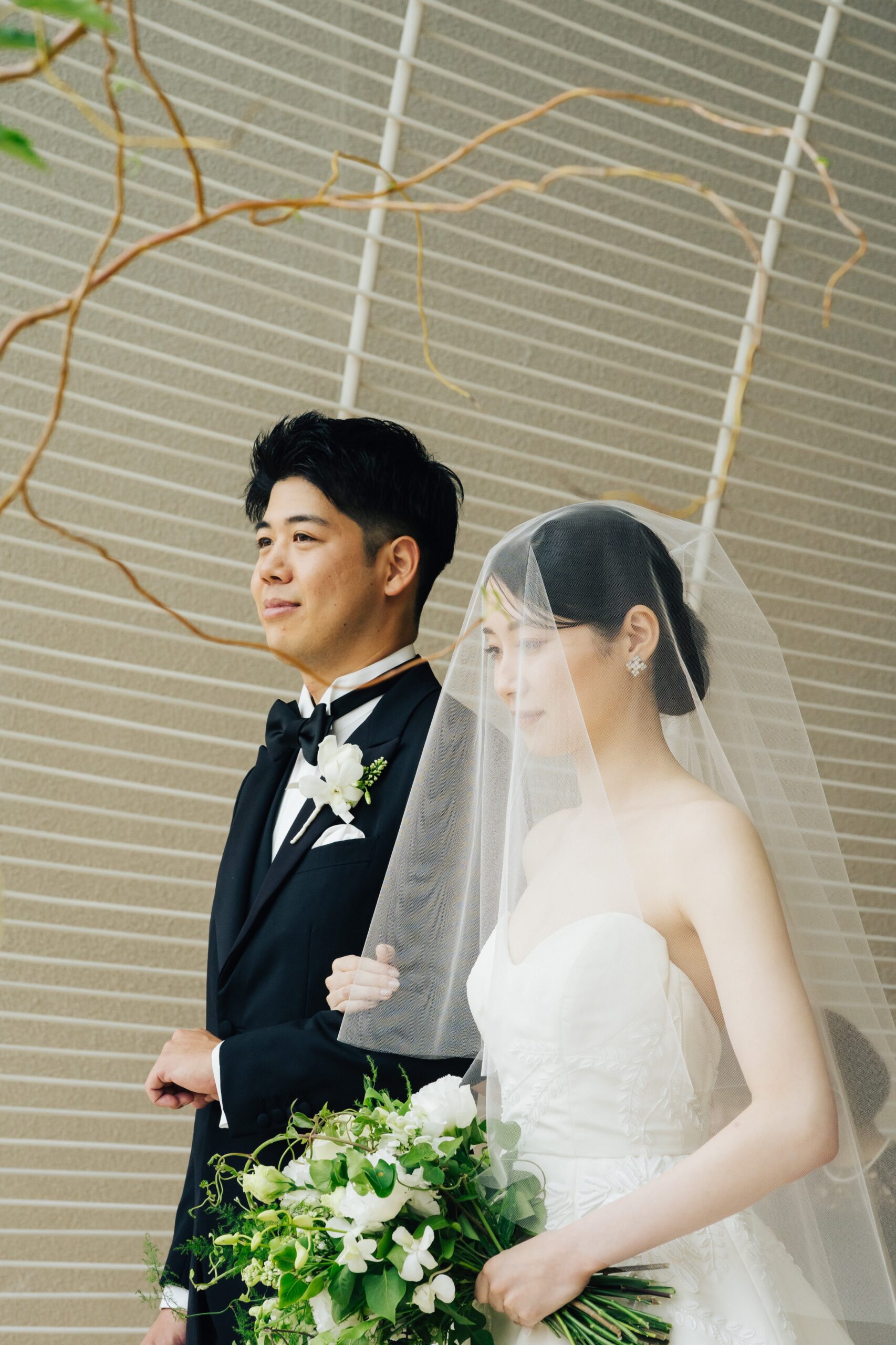パレスホテル東京のチャペルは自然光が入り、シンプルなウェディングドレスとフォーマルなタキシードが映えます。