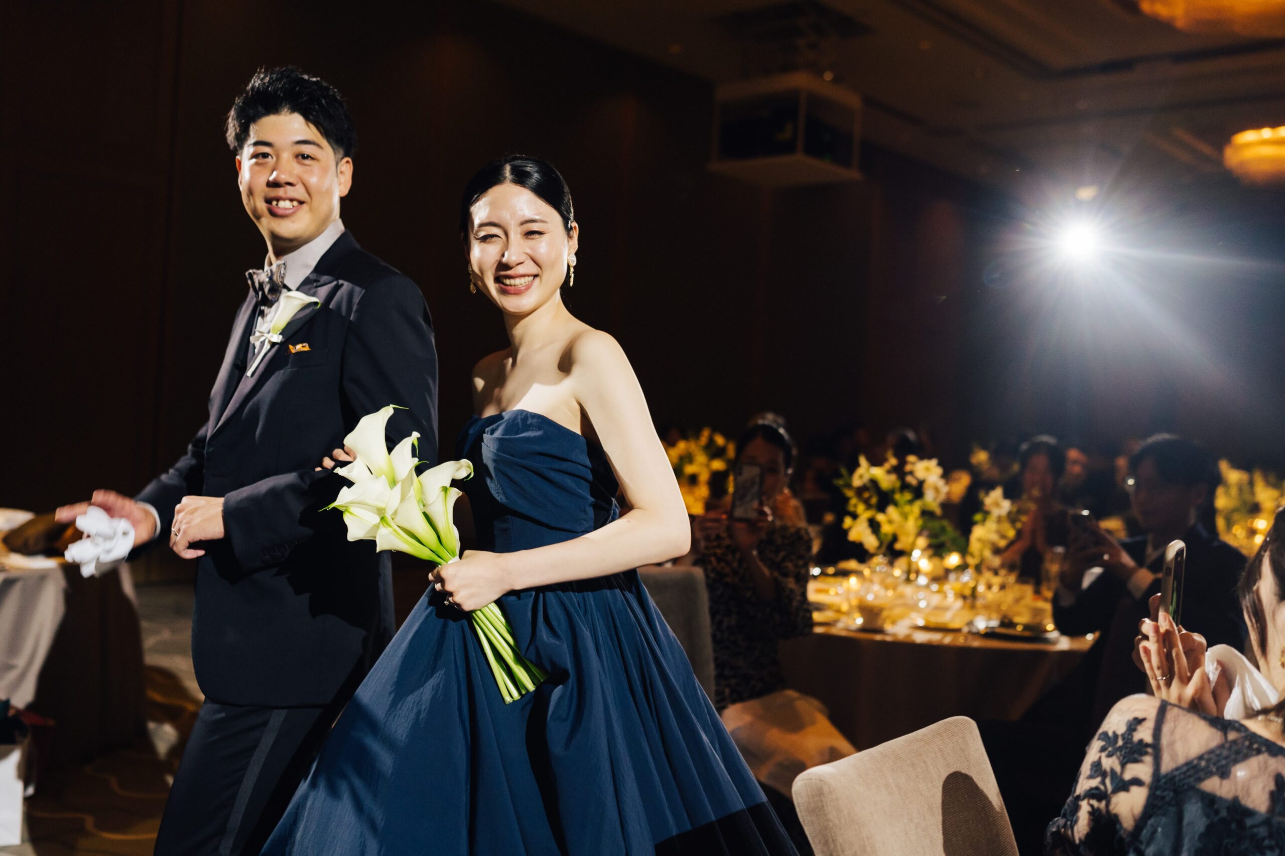 パレスホテル東京の山吹の会場にて着用しているネイビーのプリンセスラインのカラードレスはTREAT MAISONのものです