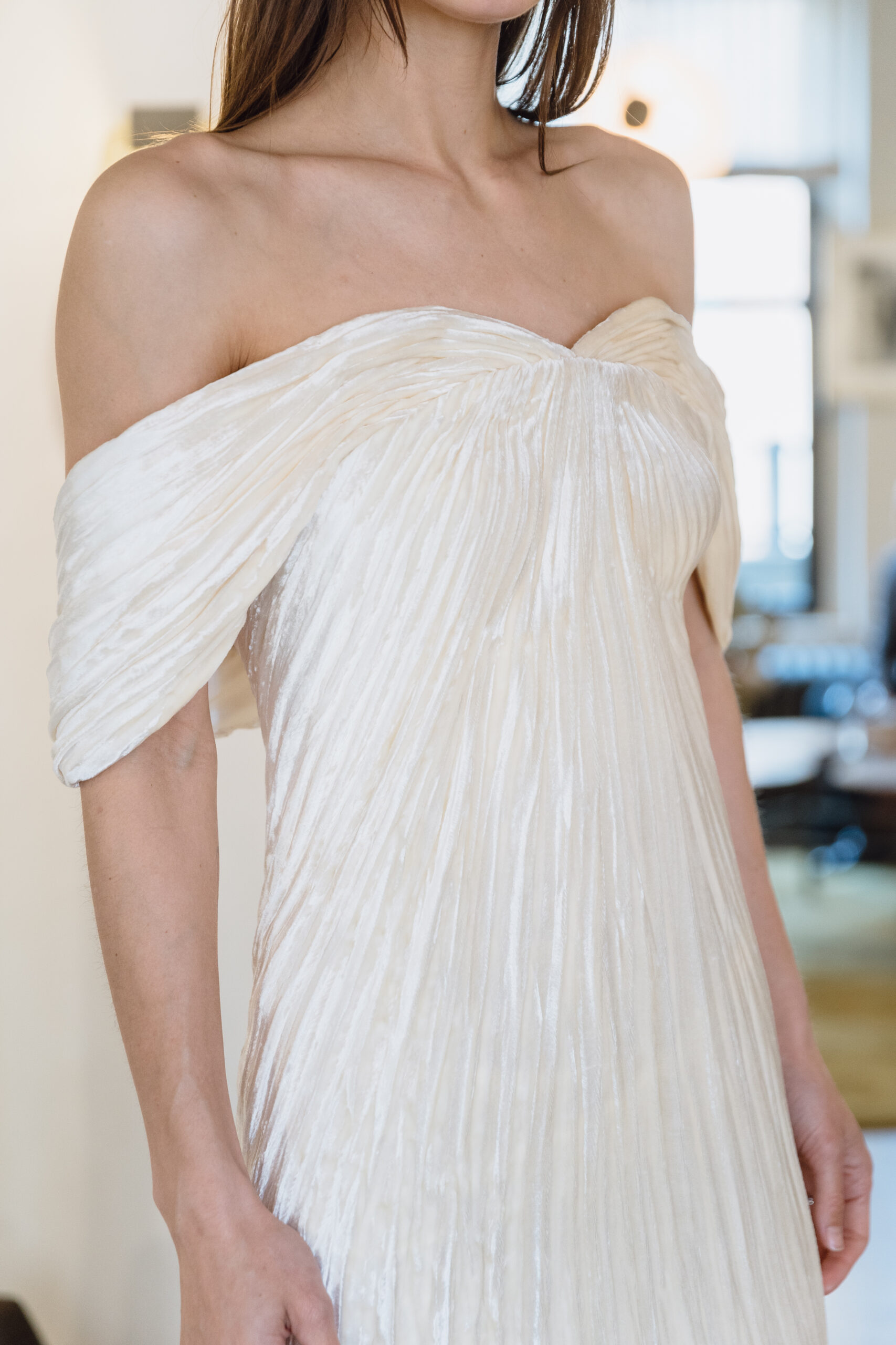 NYの人気ブランド、ダニエルフランケルは元VERAWANGのデザイナーで、2024春夏最新コレクションではドレープが綺麗なオフショルダーのウェディングドレスが目を惹きました