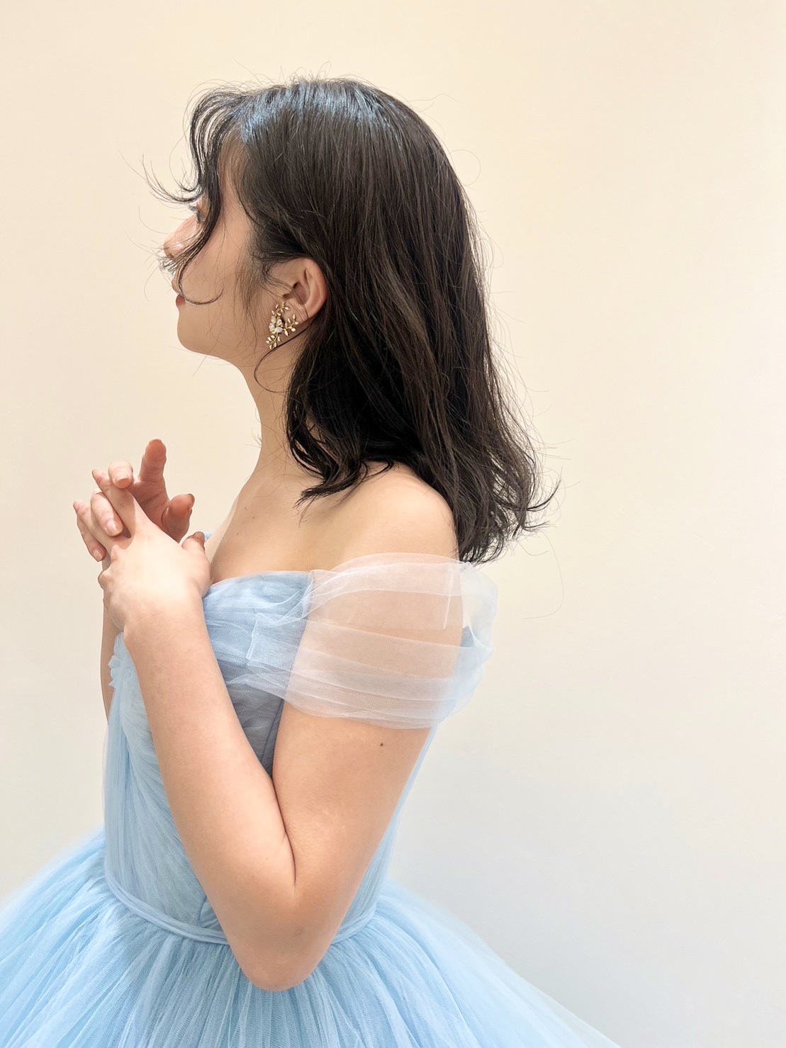 リームアクラより入荷した新作プリンセスラインのドレスにオフショルダーが可愛いブルーのカラードレスをおしゃれなコーディネートと合わせてトリートドレッシング神戸店にてご紹介いたします。