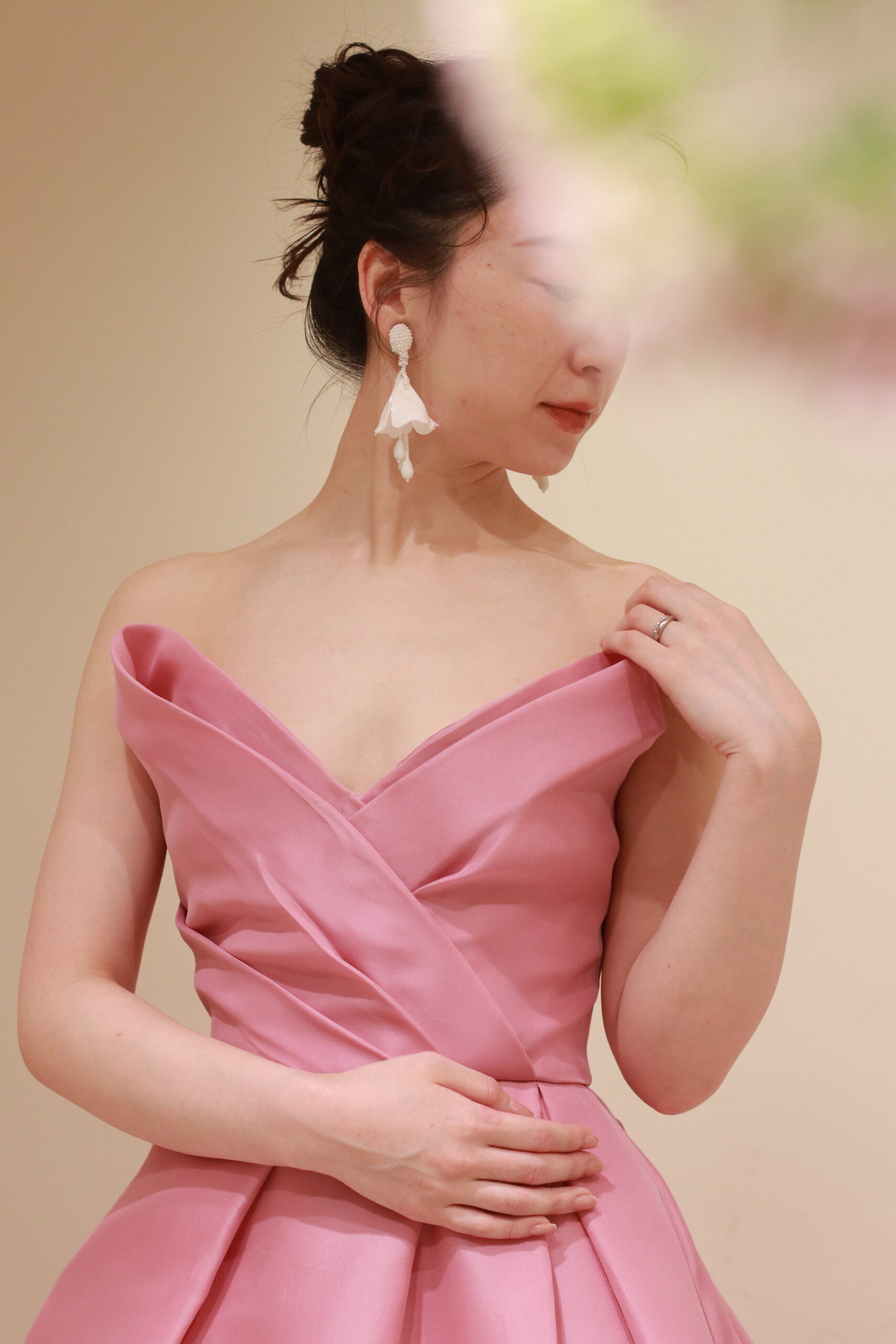 MoniqueLhuillierの新作カラードレス、ダスティーピンクの上品で可憐な色味が、華やかなお色直しシーンにピッタリです