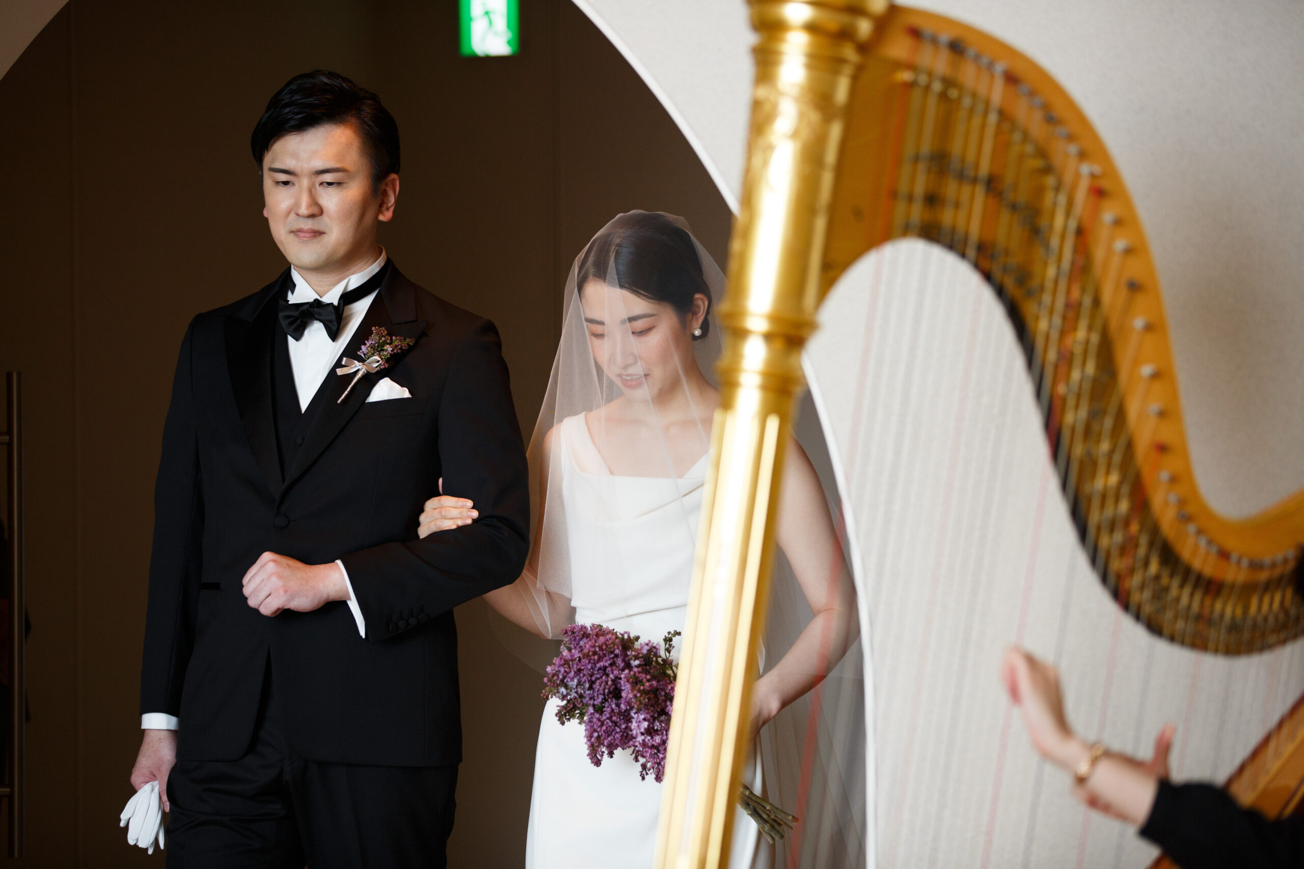 結婚式当日、パレスホテル東京のチャペルにはハープの音色がご新郎新婦様を包み込み、安らぎの時へといざないます。