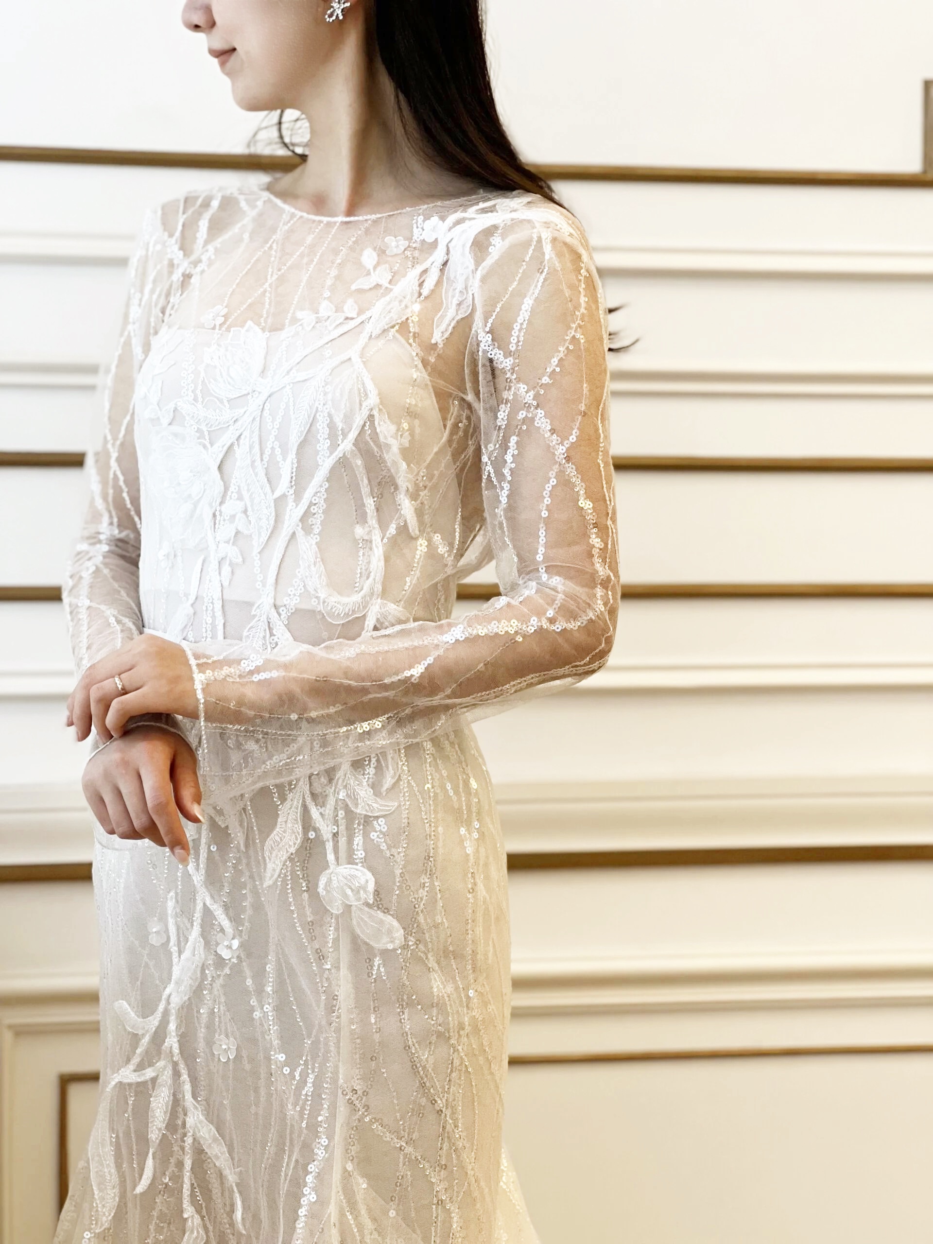 名古屋エリアの花嫁におすすめしたい花柄レースが繊細で透明感たっぷりなロングスリーブのミラズウィリンガーの新作ウエディングドレス