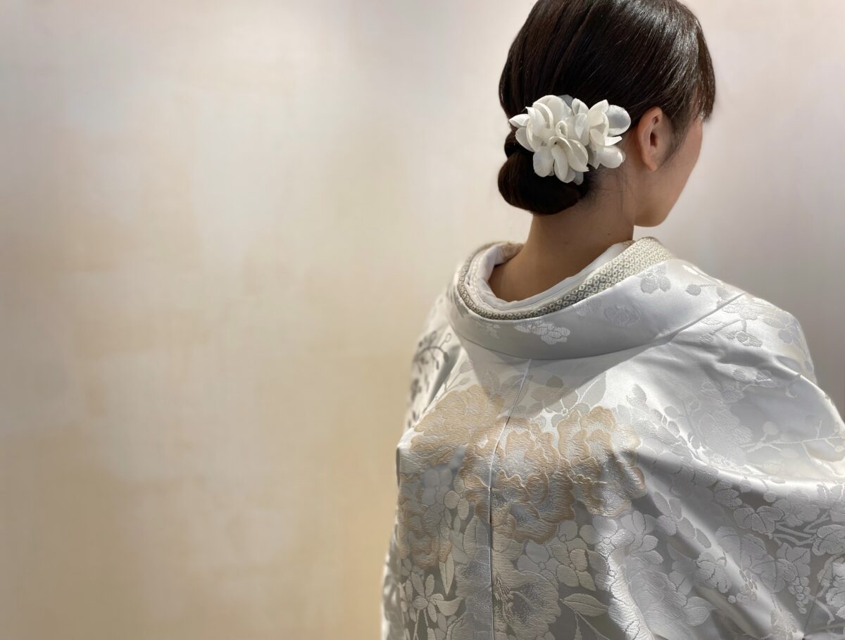 菊水楼の提携ドレスショップであるトリートドレッシング大阪店の色小物を用いた白無垢コーディネート