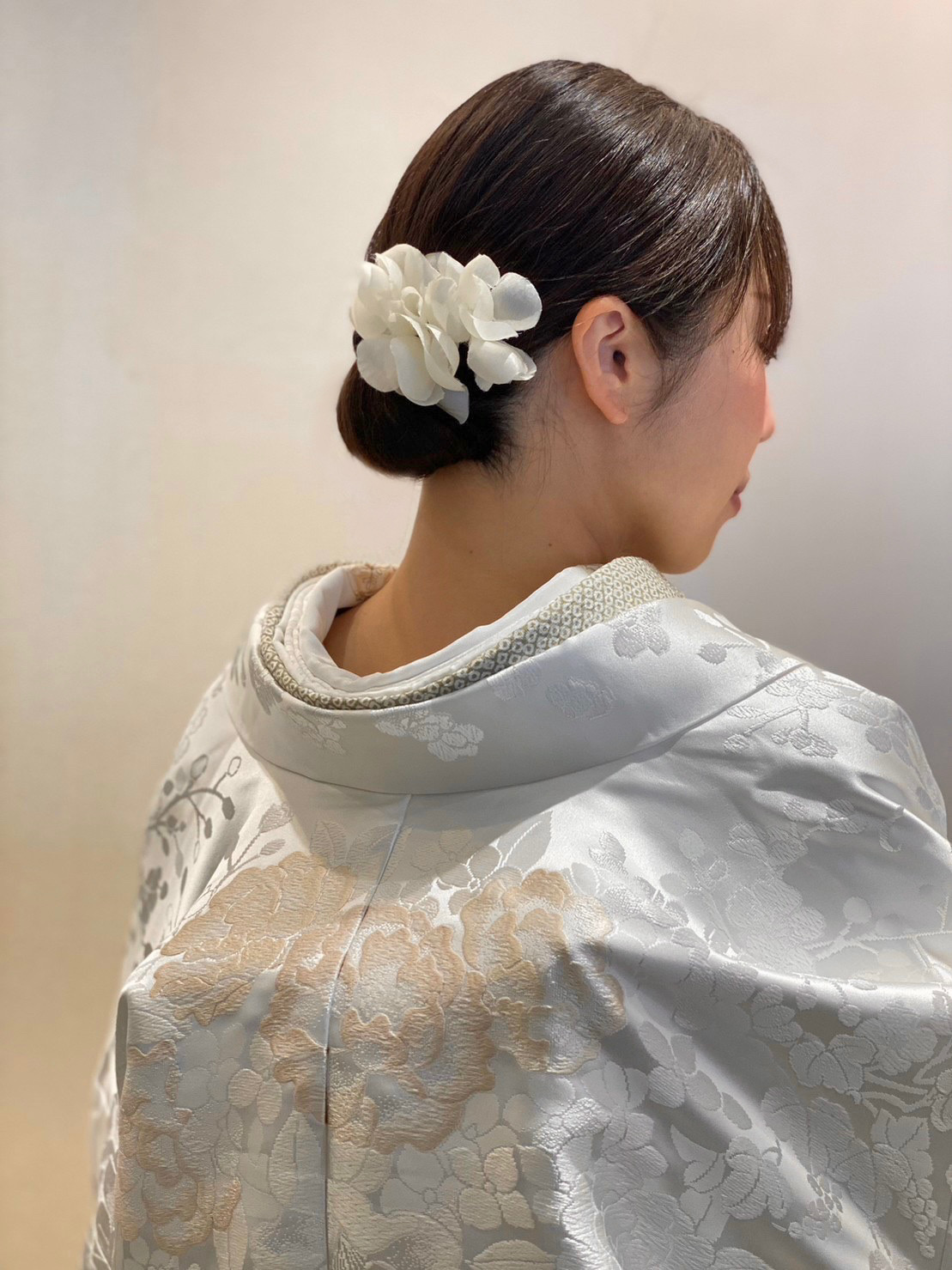 ザガーデンオリエンタル大阪におすすめのヘッドアクセサリーを使用したモダンな白無垢のコーディネート