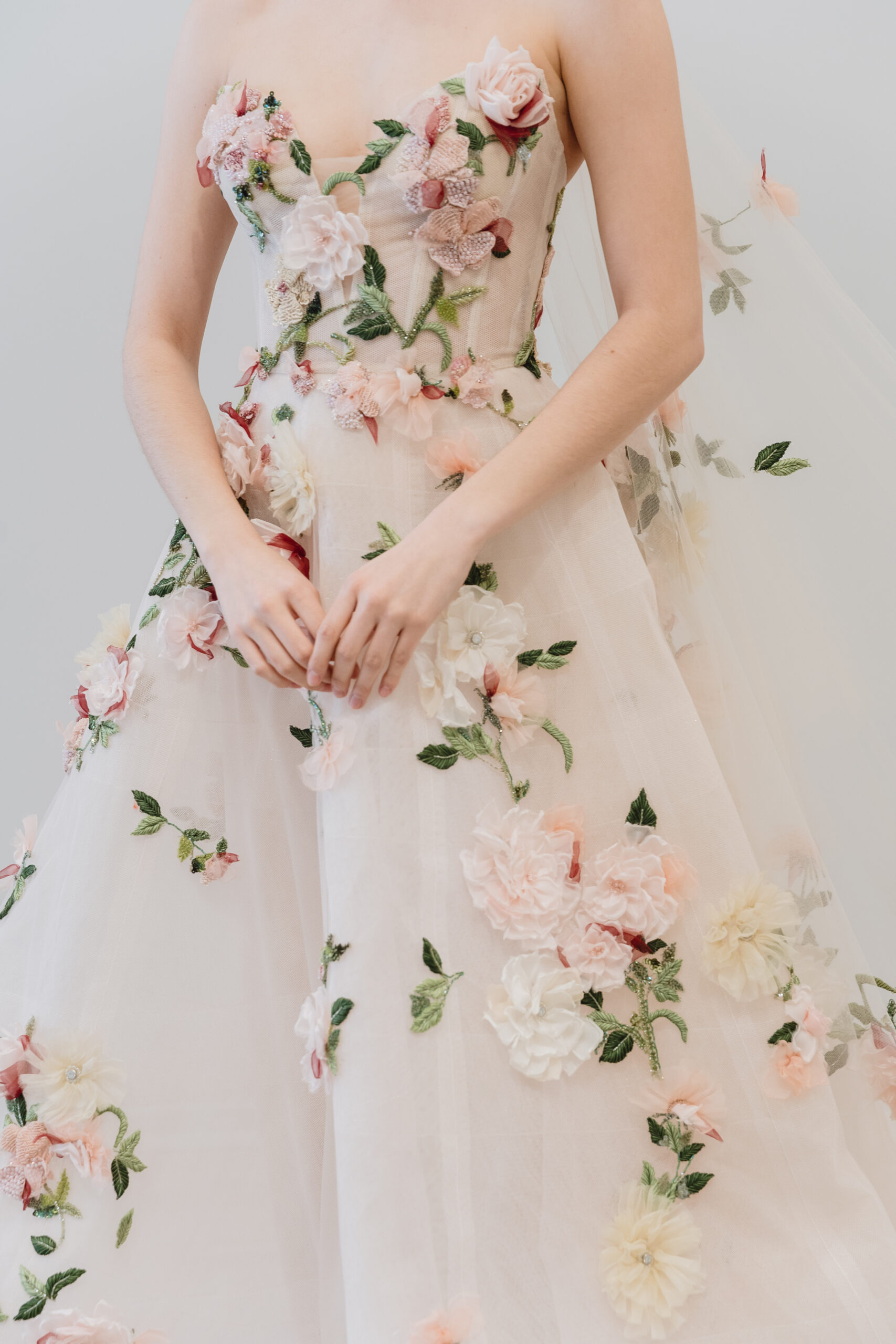 大人気ブランド、モニークルイリエの2024春夏最新ドレスは立体的なローズモチーフが施されたフェミニンでトレンド感溢れるAラインのカラードレス