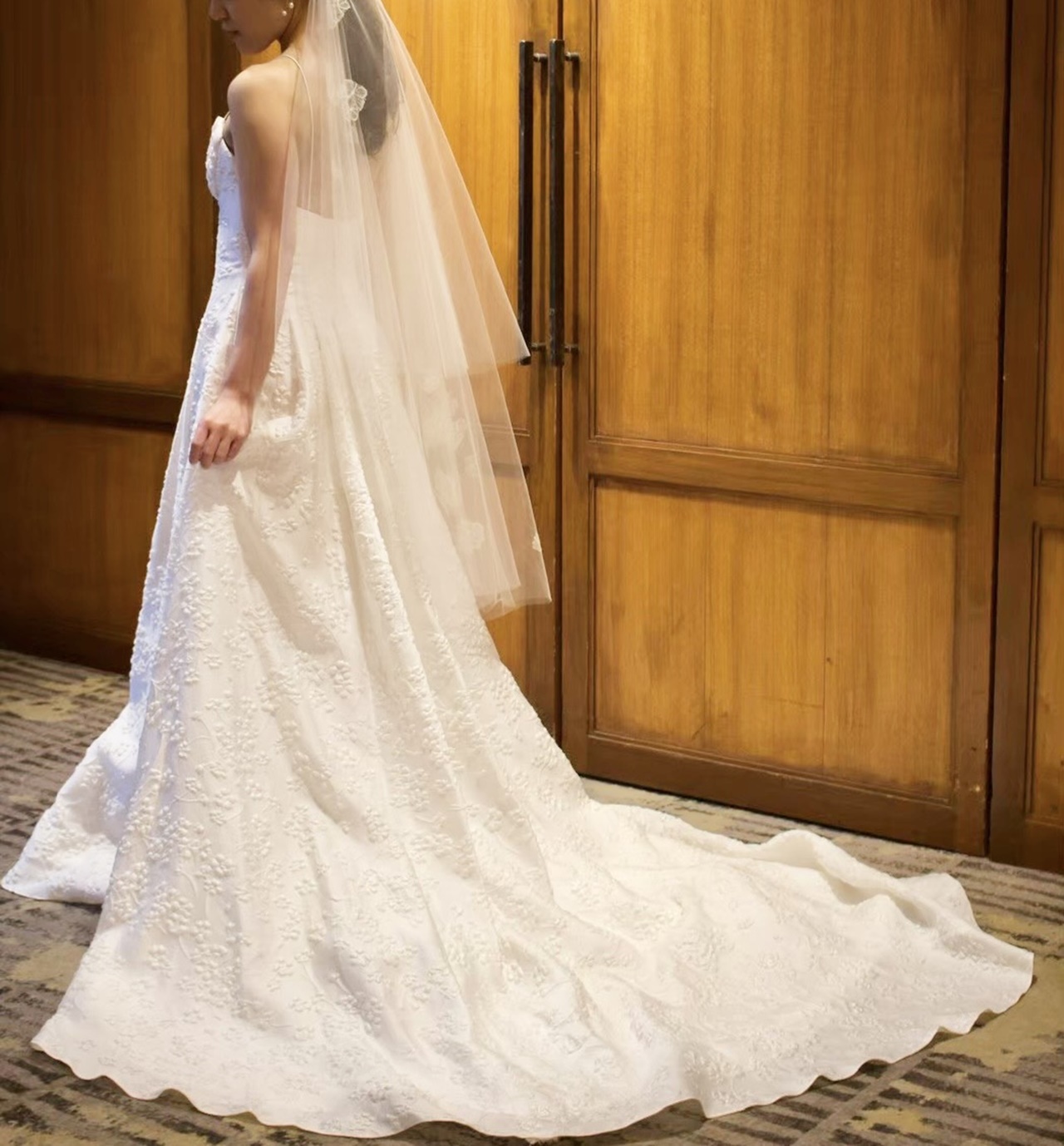 ウィズ ザ スタイル 福岡におすすめのレラ ローズの真っ白なAラインのレンタルウェディングドレス