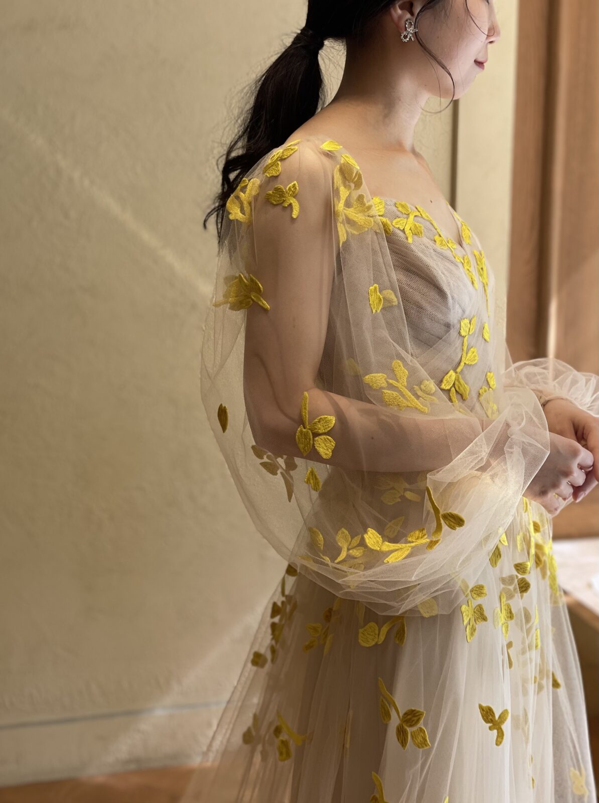 ジェニファーベアのリボンのイヤリングを合わせた黄色のカラードレスのコーディネート