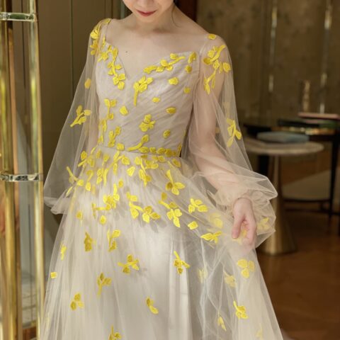 トリートドレッシング大阪店で取り扱いしているモニークルイリエのモダンなイエローのカラードレス