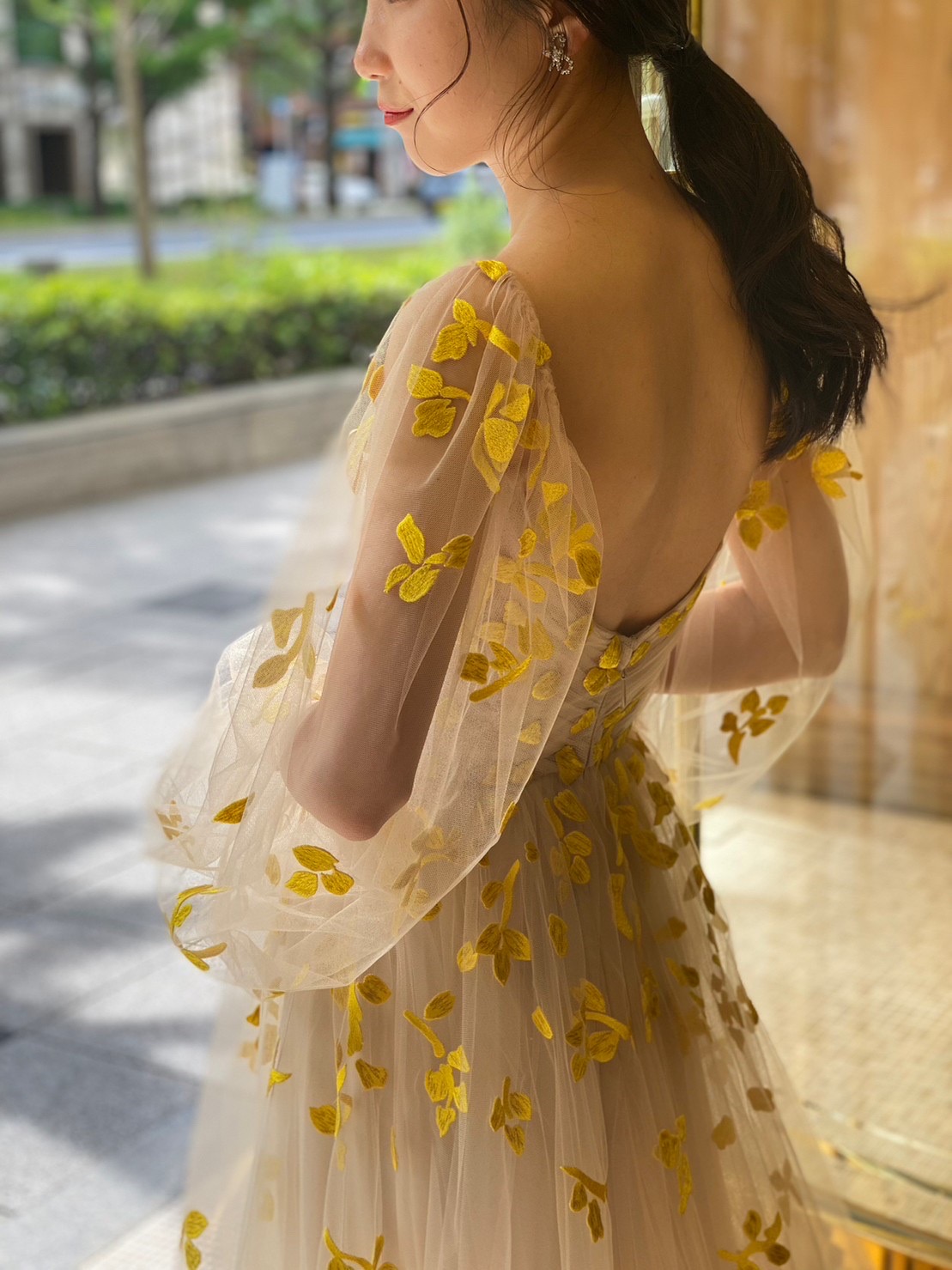モニークルイリエのロングスリーブのドレスに合わせるローポニーでゆるくまとめた抜け感のあるコーディネート