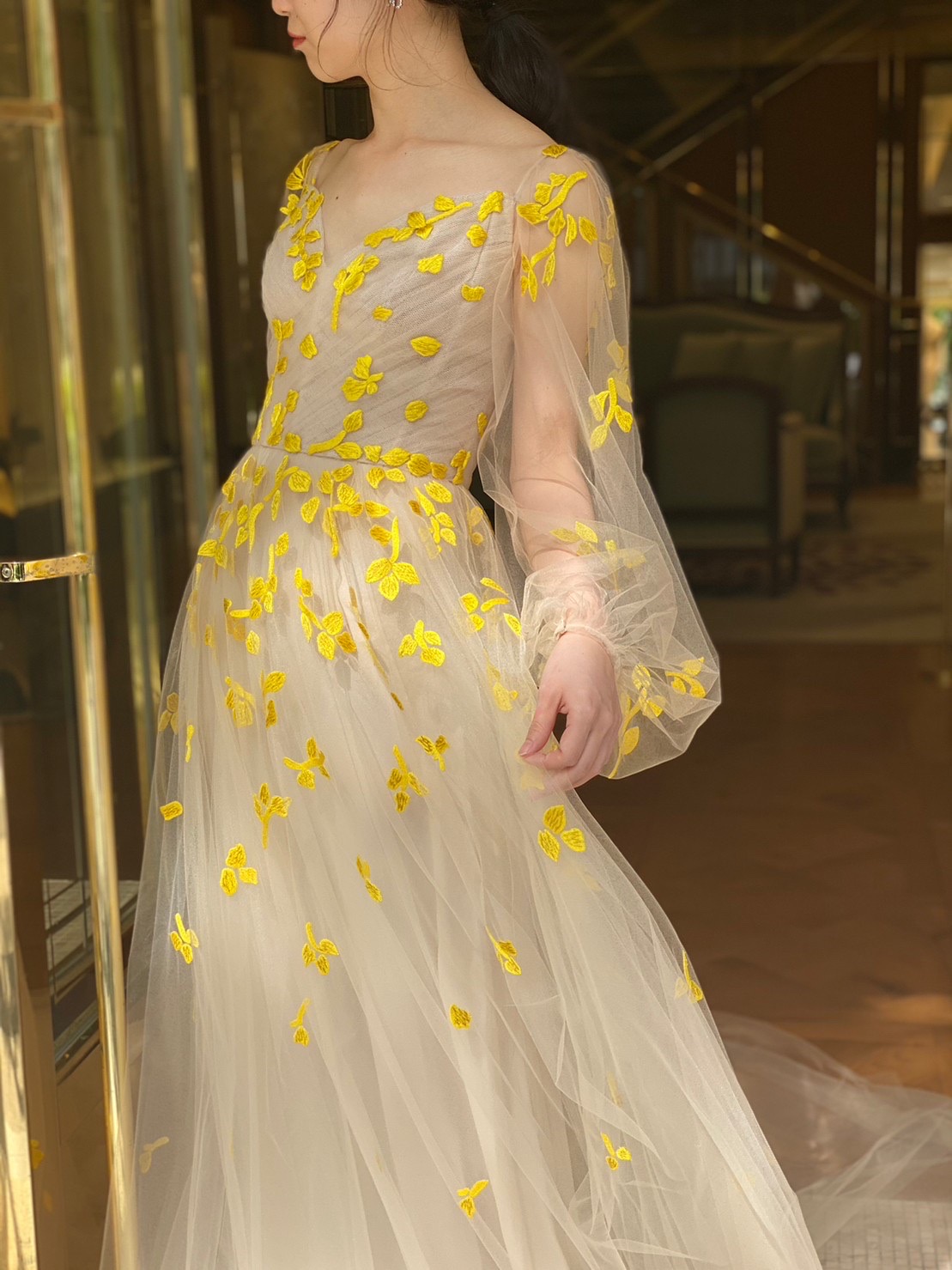 ベージュのチュールに黄色の花びらが綺麗なモニークルイリエのカラードレス