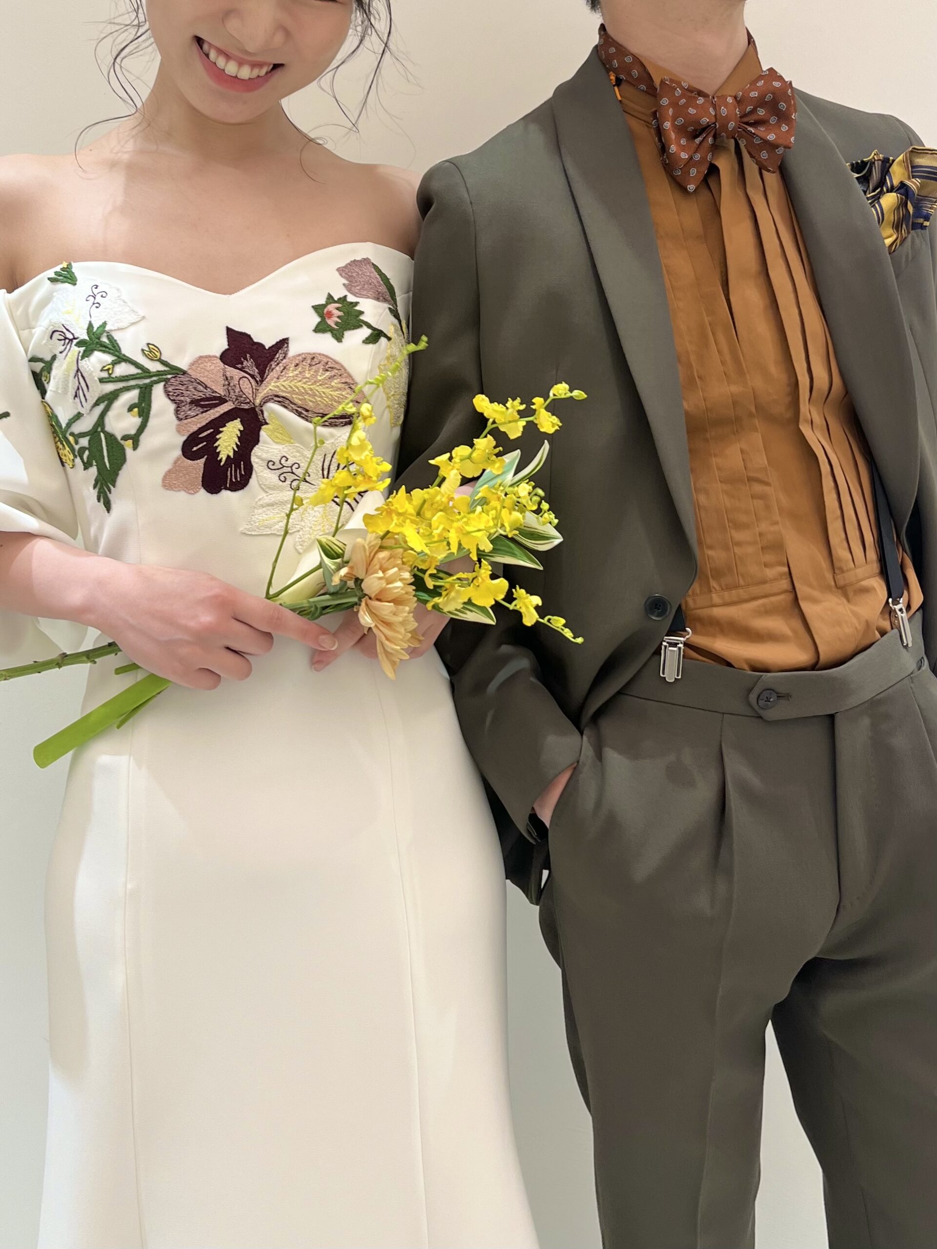 トリート神戸店が関西プレ花嫁におすすめしたいモニークルイリエのパフスリーブのカラードレスとカーキのタキシードのコーディネート